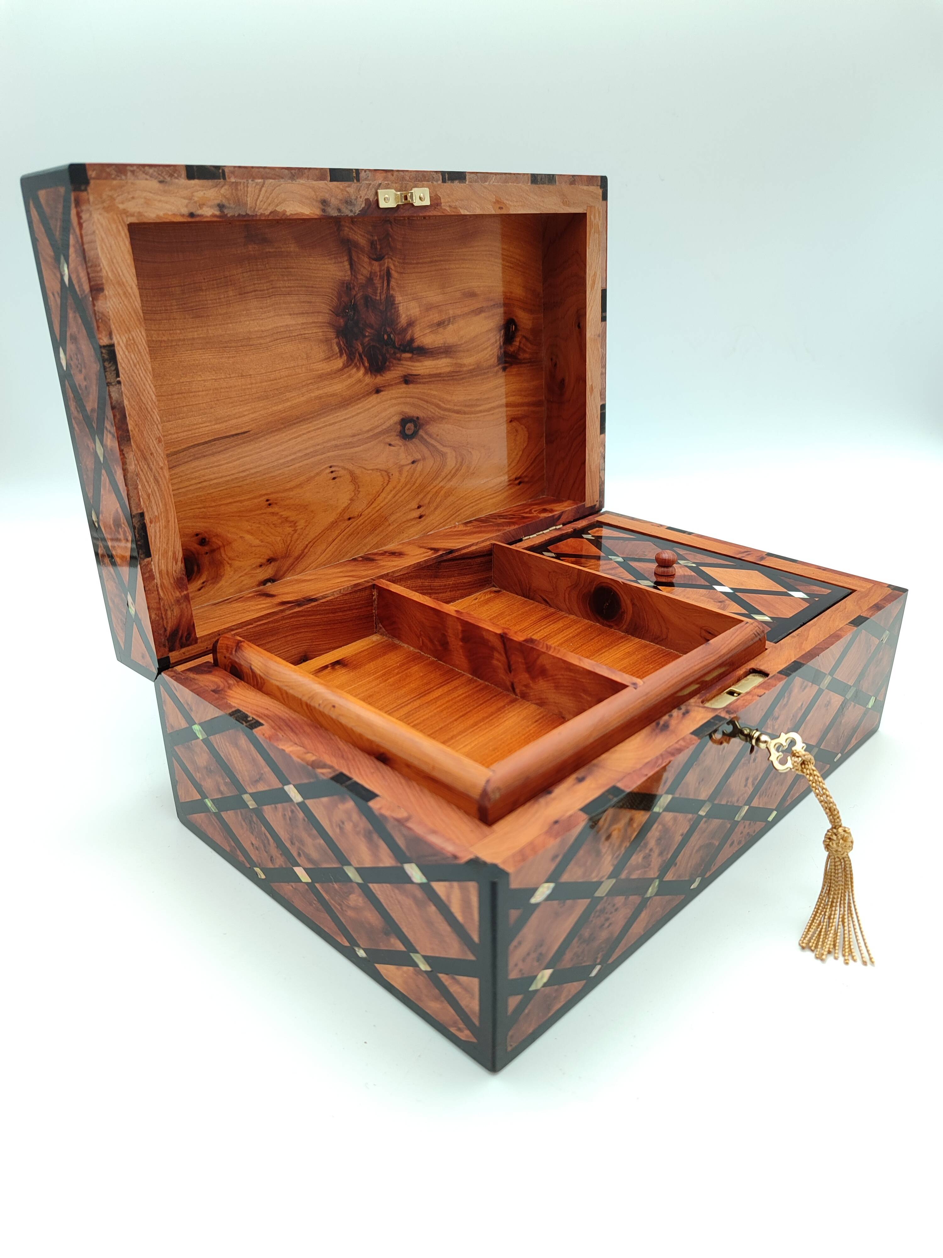 Jewelry box in fully inlaid thuja wood (mother-of-pearl and acacia)