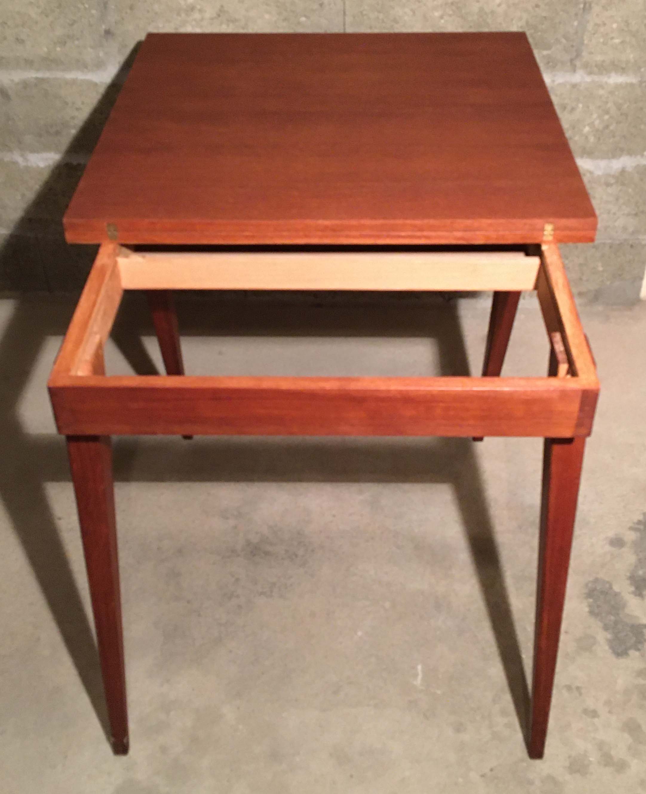 Folding table