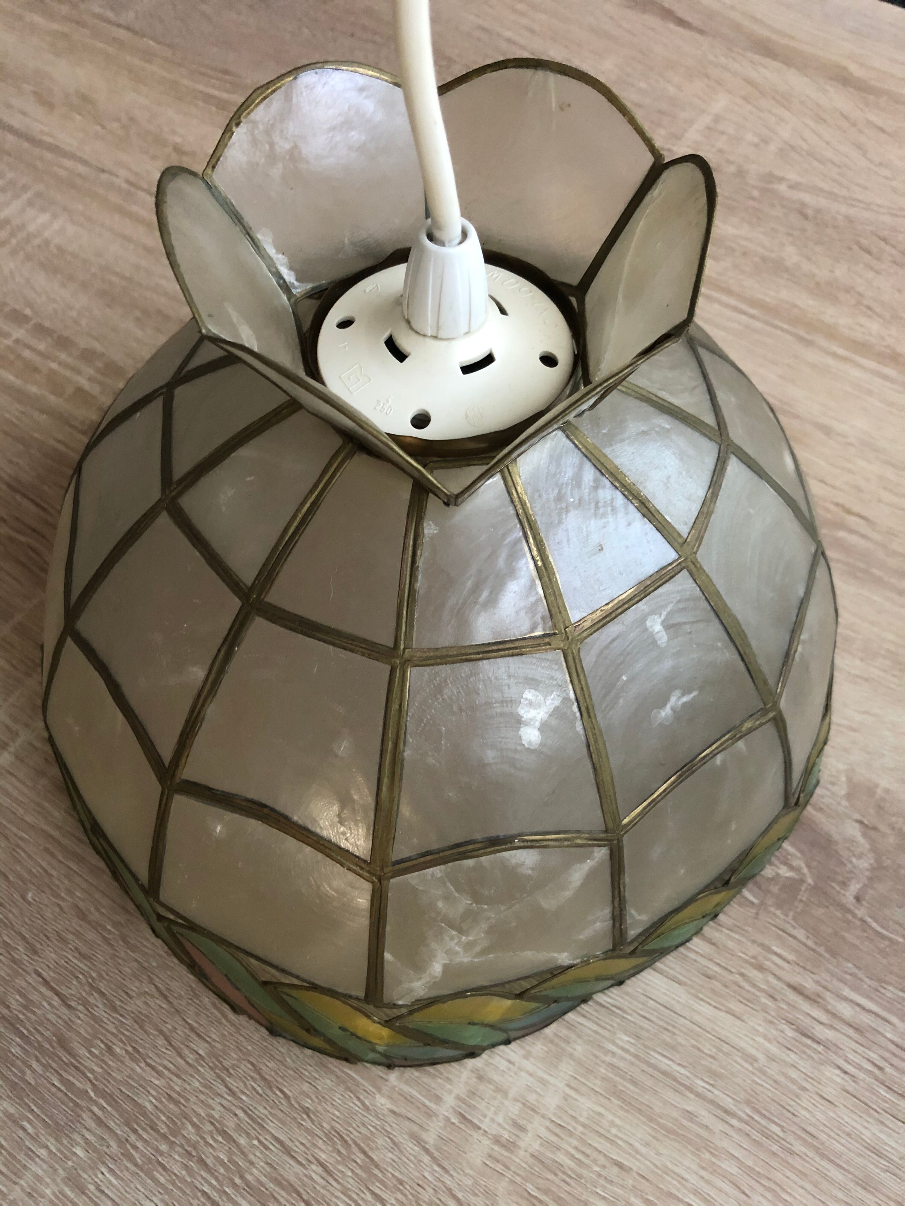 Hanging in tricolour mother-of-pearl