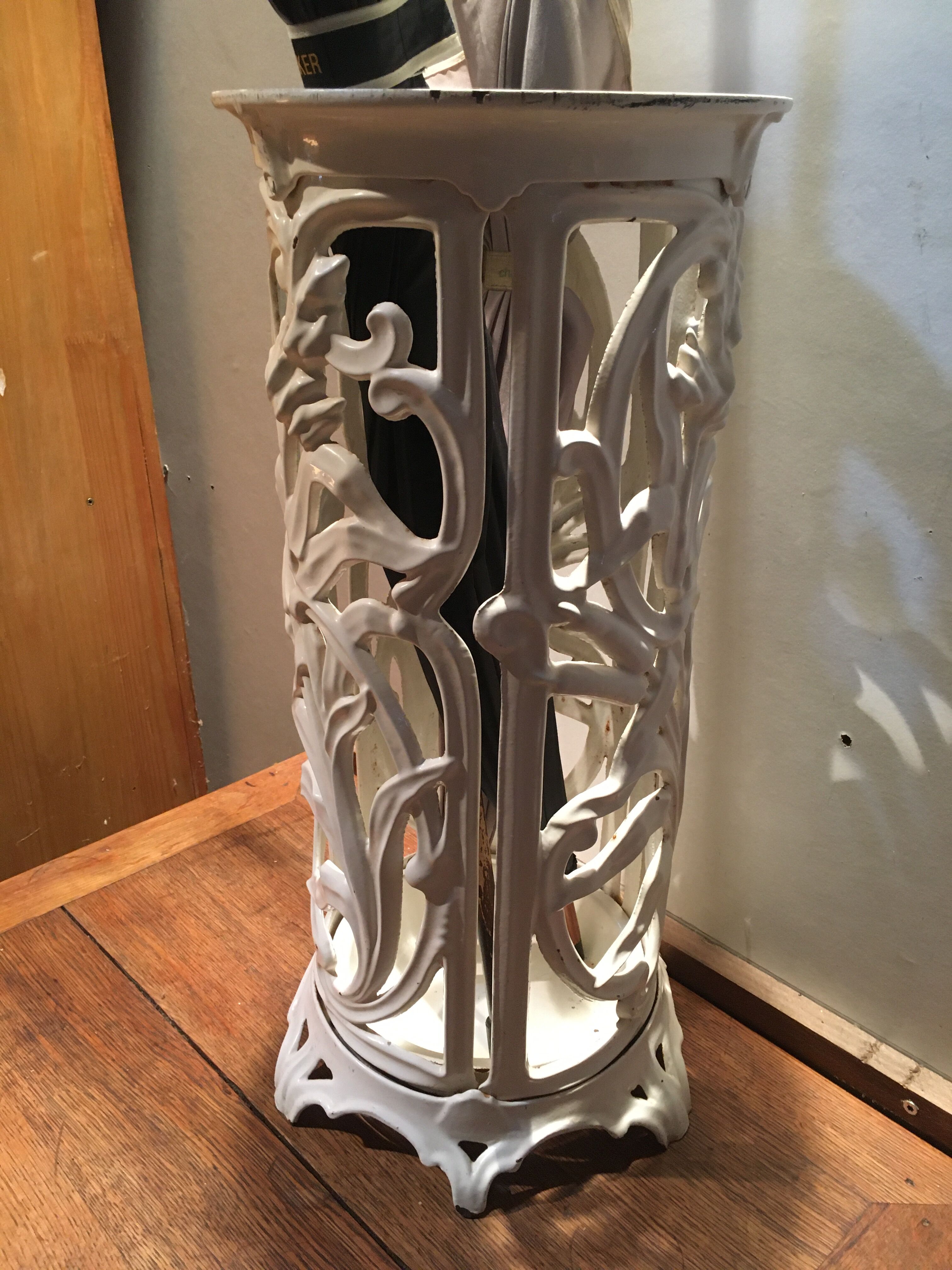 Enamelled cast iron umbrella stand