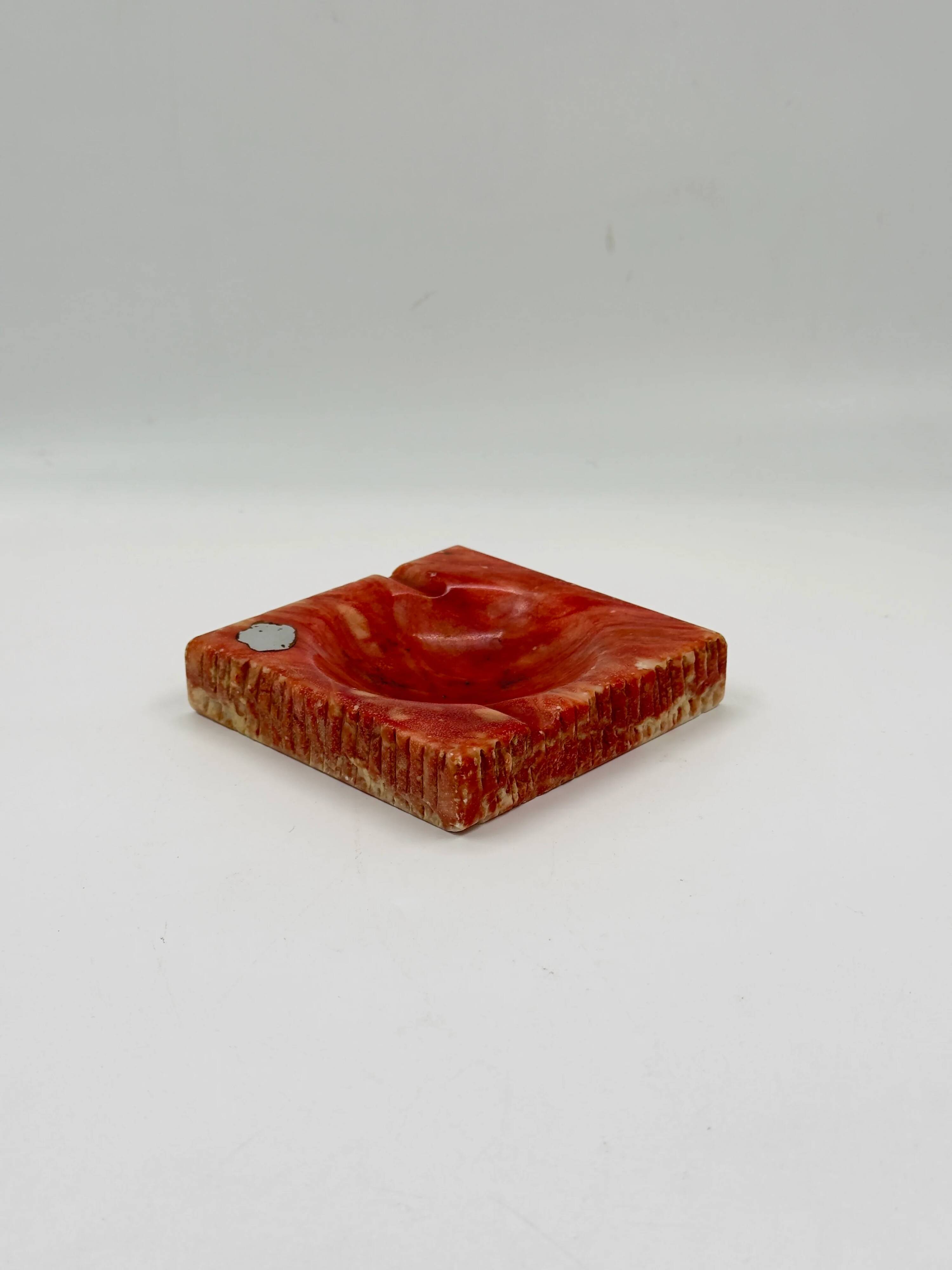Cendrier vintage en pierre rouge sculptée à la main, bords ciselés
