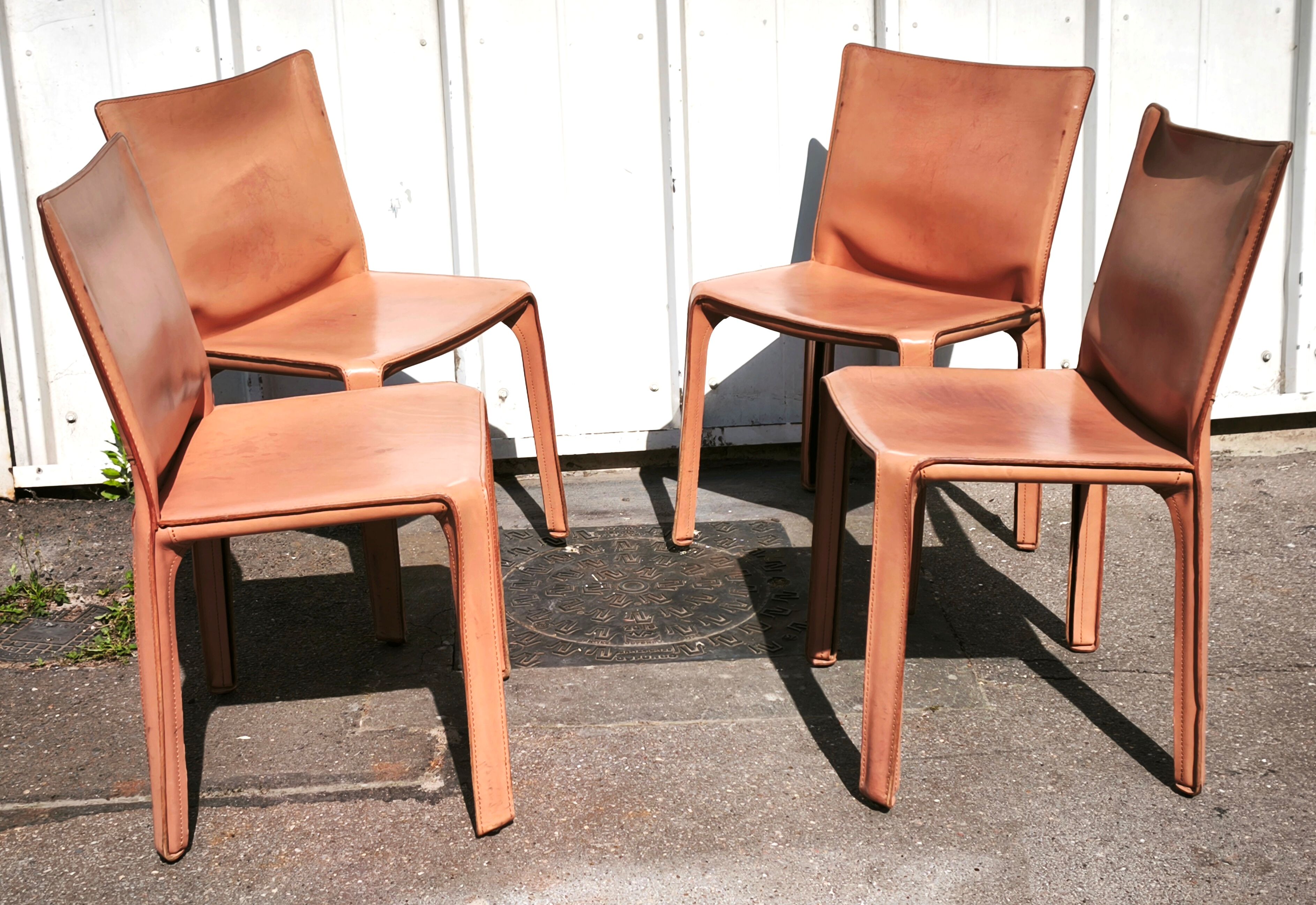 Suite de 4 chaises CAB412 Mario Bellini