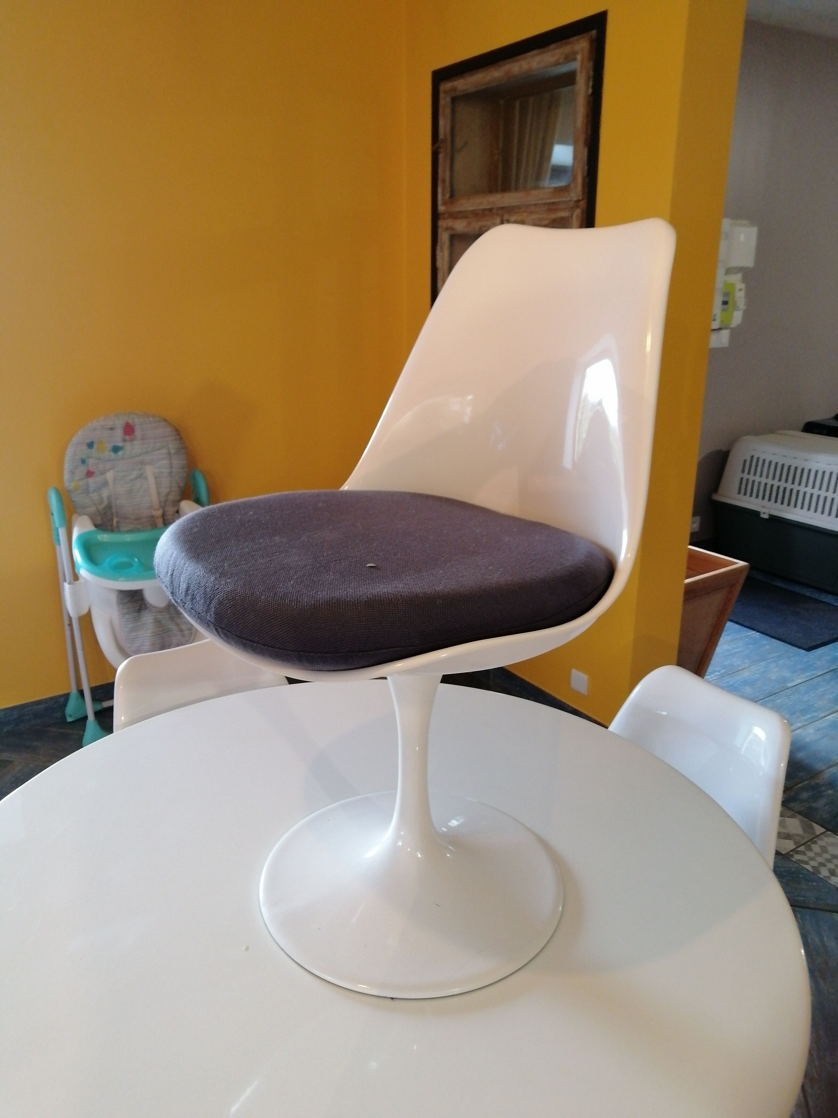 Tulip legs table and chairs