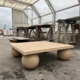 Table basse carrée en pierre avec pieds de balle sculpturaux