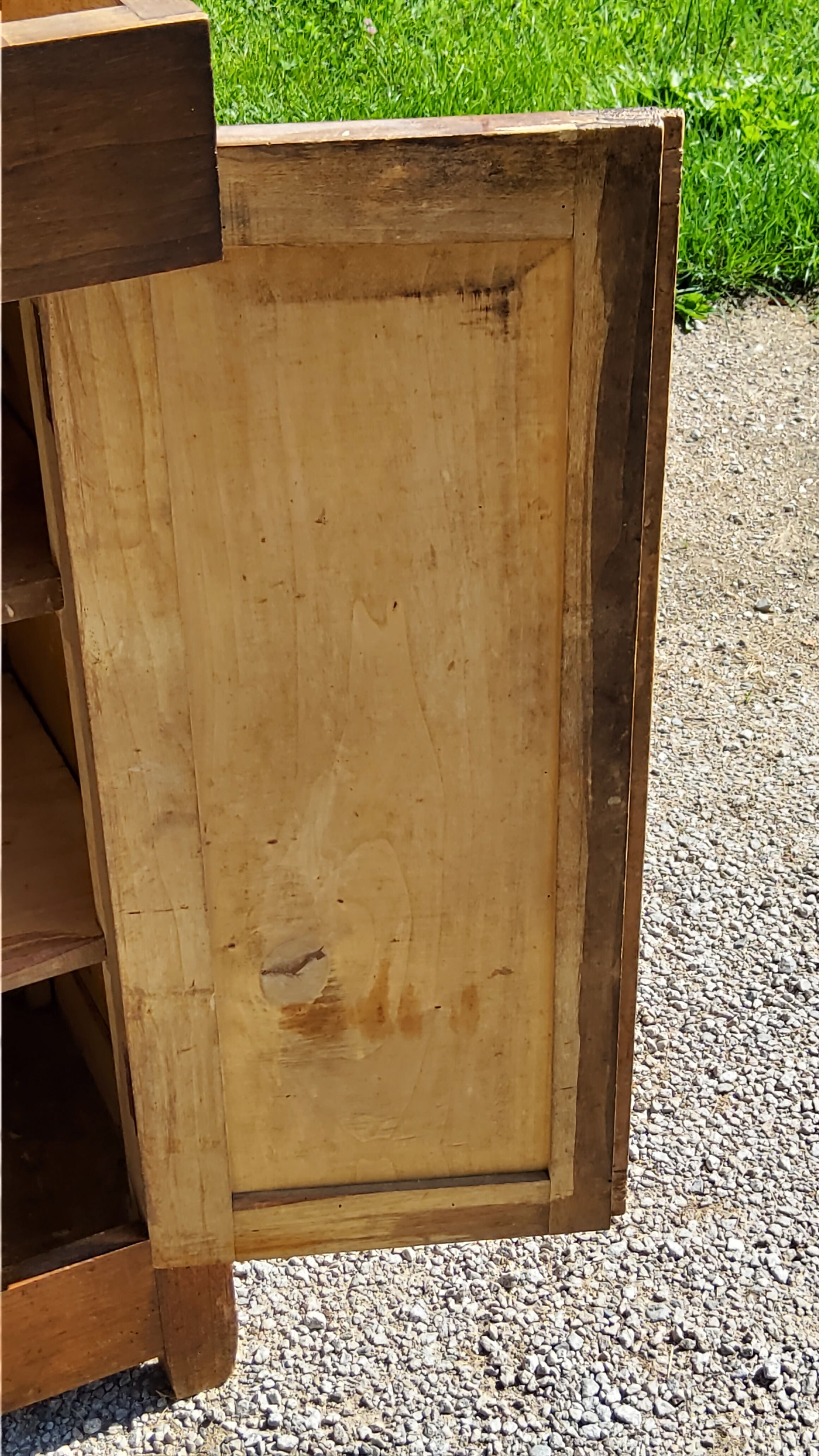 Buffet parisien à hauteur d’appui en peuplier 2 portes 2 tiroirs des années 20