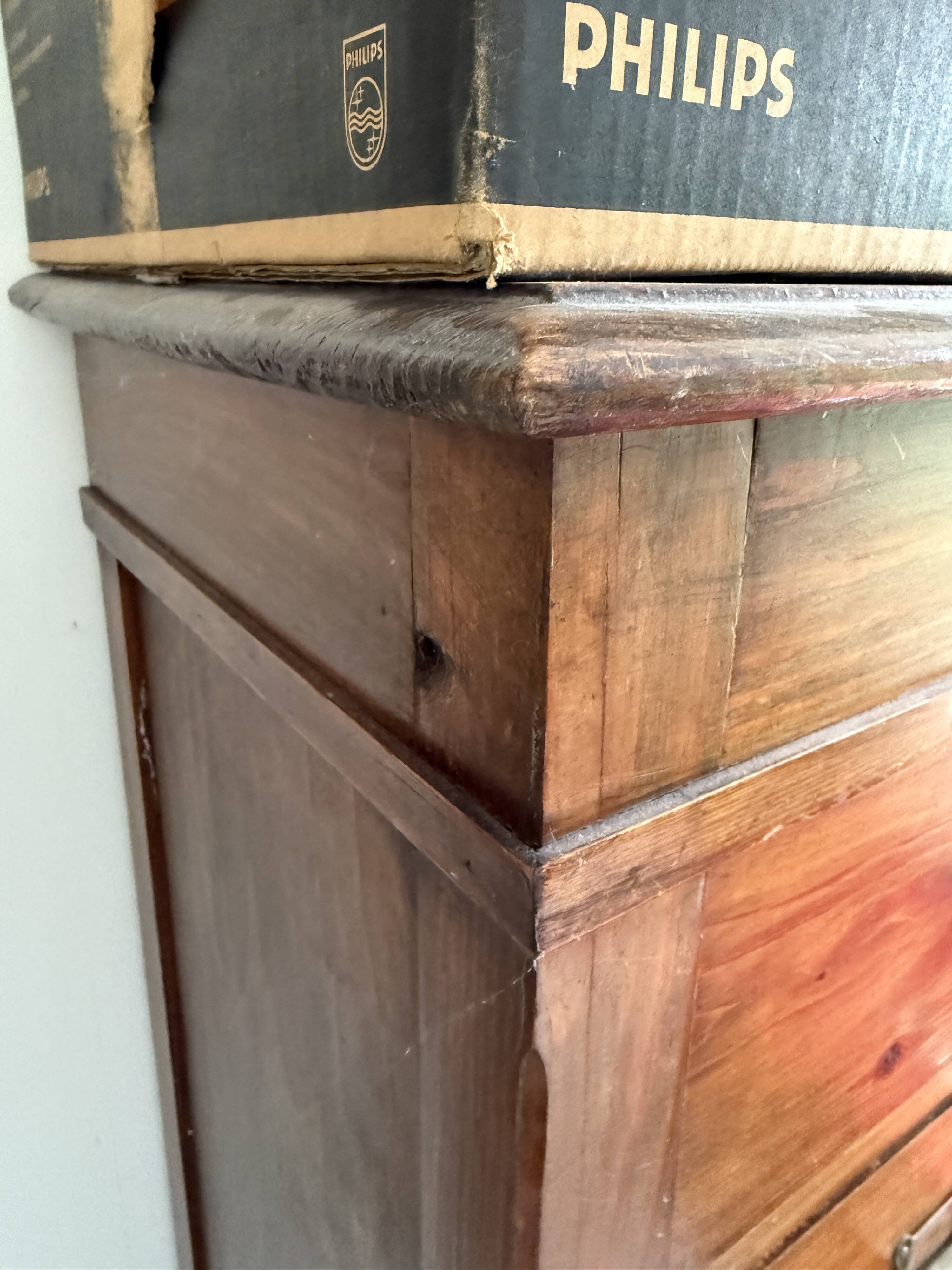 Wooden chest of drawers
