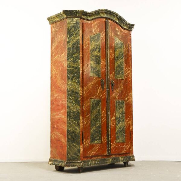 Cabinet d'art populaire en marbre peint