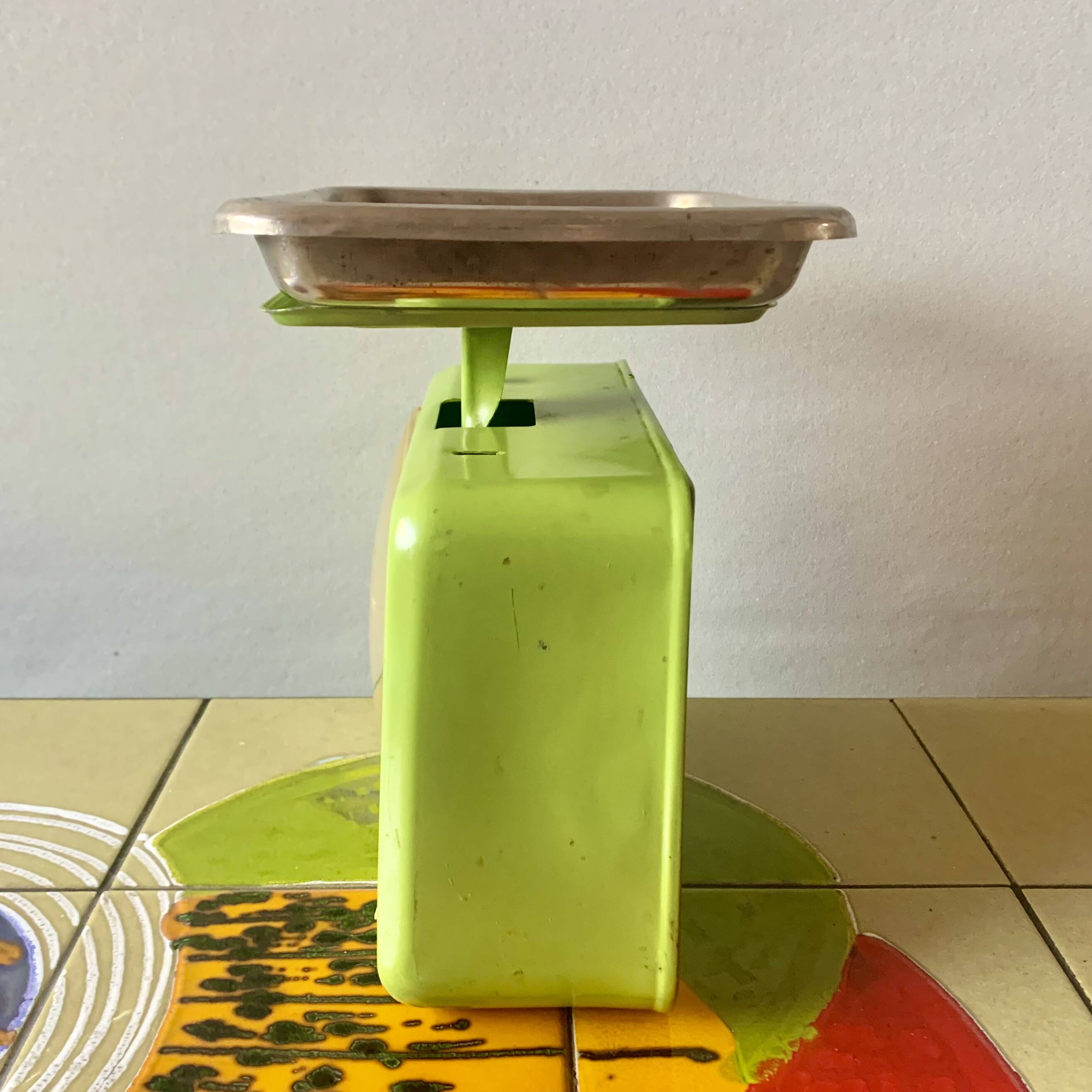Stube vintage household scale in green enameled metal - Force 10