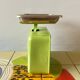 Stube vintage household scale in green enameled metal - Force 10