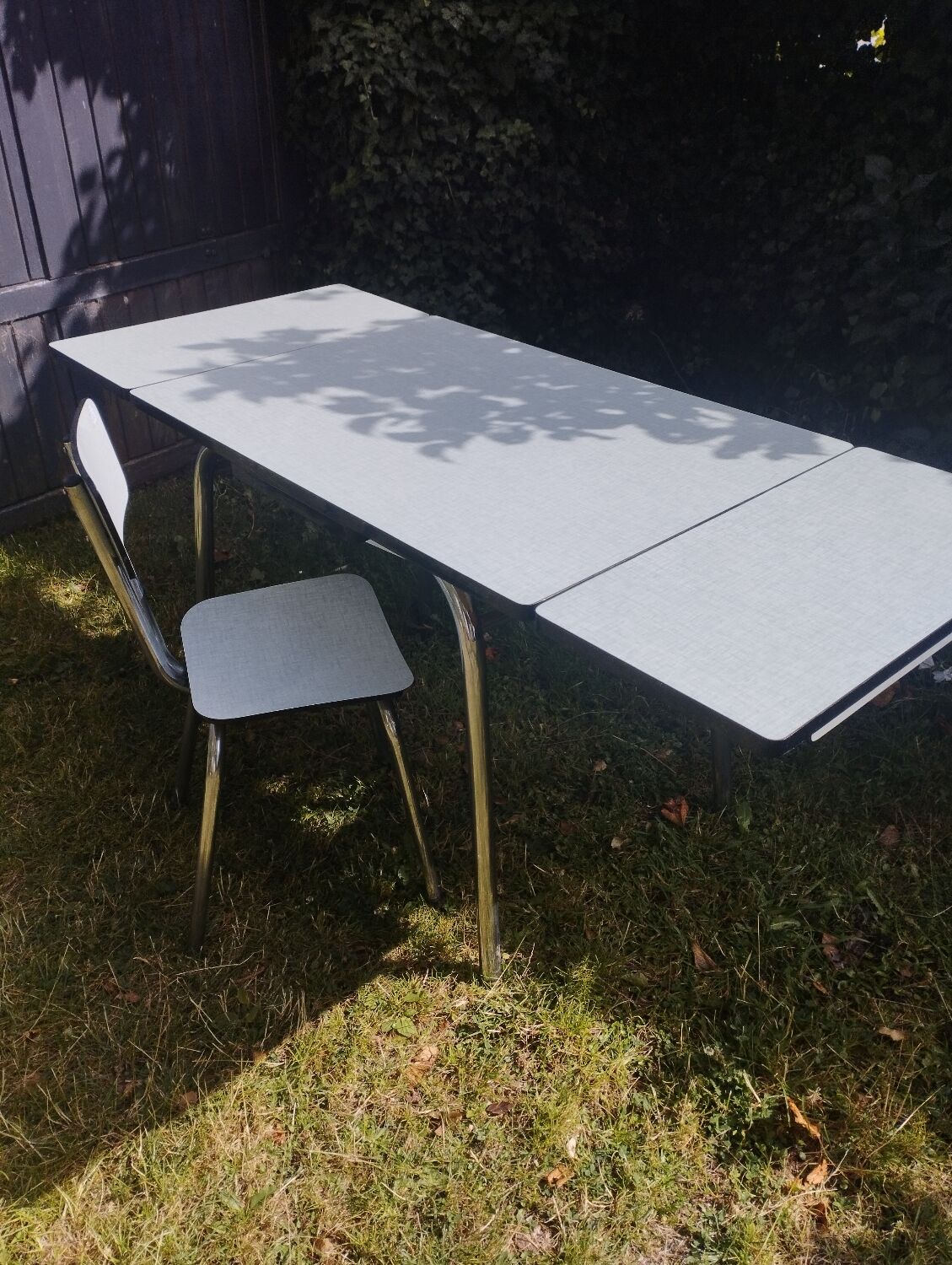 Formica table with extensions