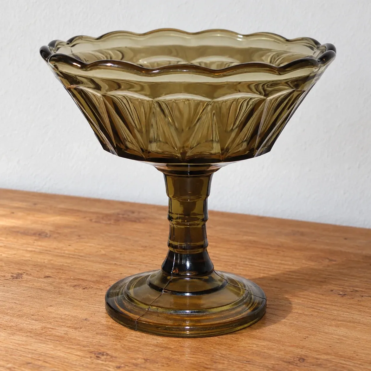 Vintage smoked glass footed bowl – Scalloped edge compote – Ø 23 cm