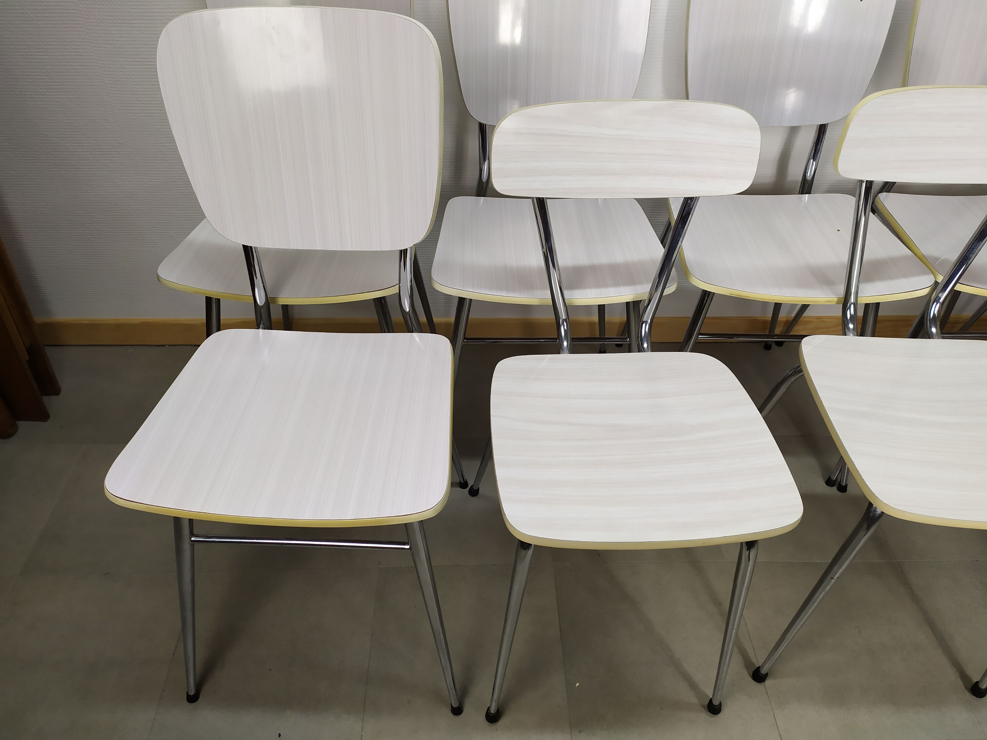 Lot de 9 chaises blanche en formica