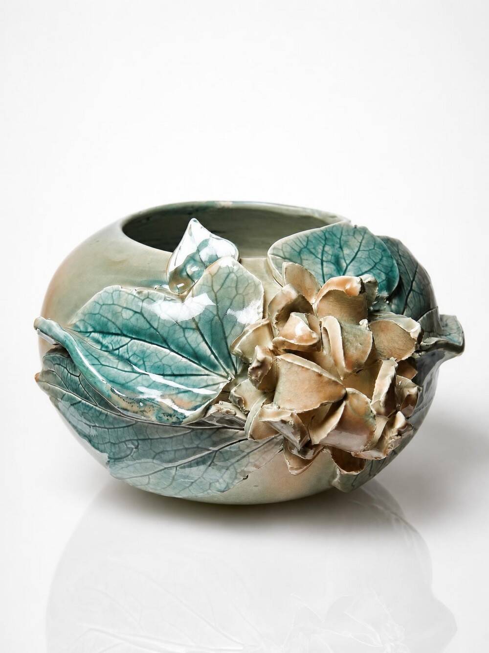 Vase boule décor relief floral en céramique artisanale signé Dina