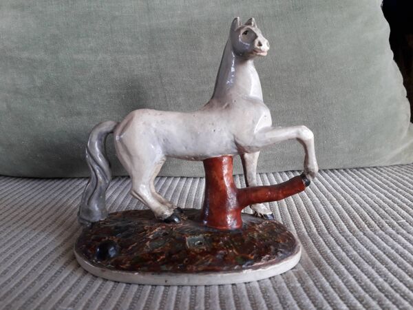 Cheval en céramique vintage datant de 1933