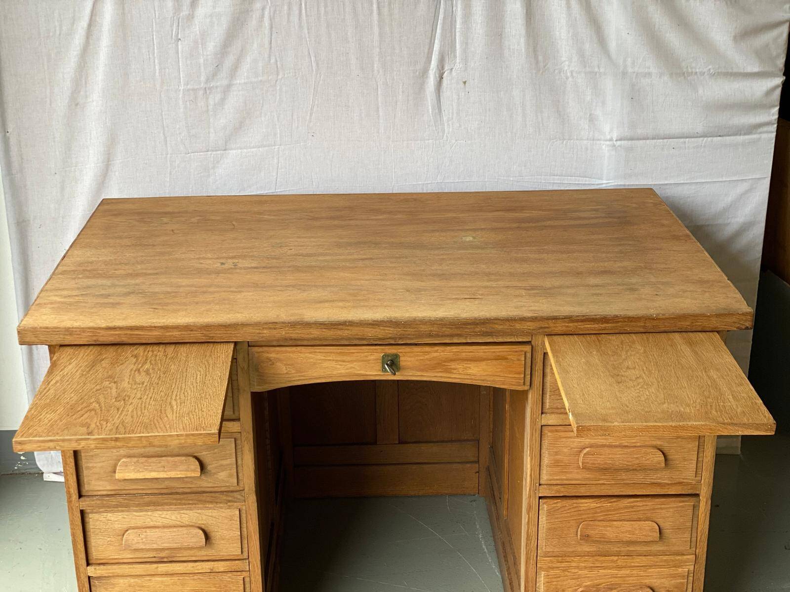 Bureau américain de maître d'école vintage des années 40 rénové