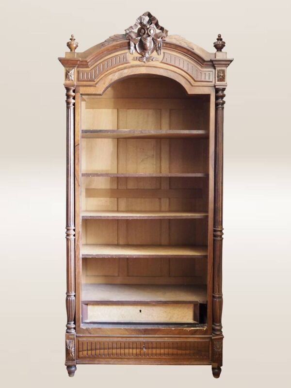 Bibliothèque en bois massif et placage