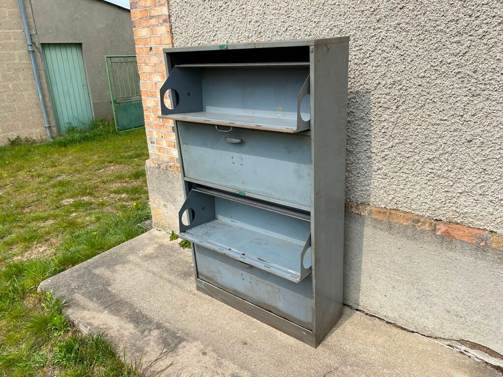 Meuble de rangement à 4 portes clapets pivotants casier industriel métal marque années 1950