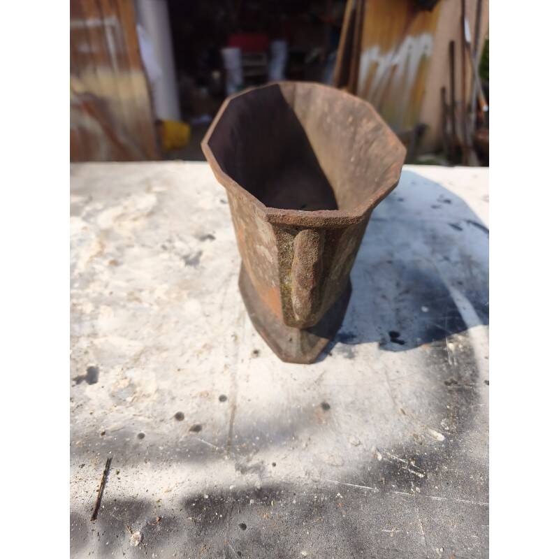 Cast iron planter from 1900 by the Charleville-Mézières establishments.