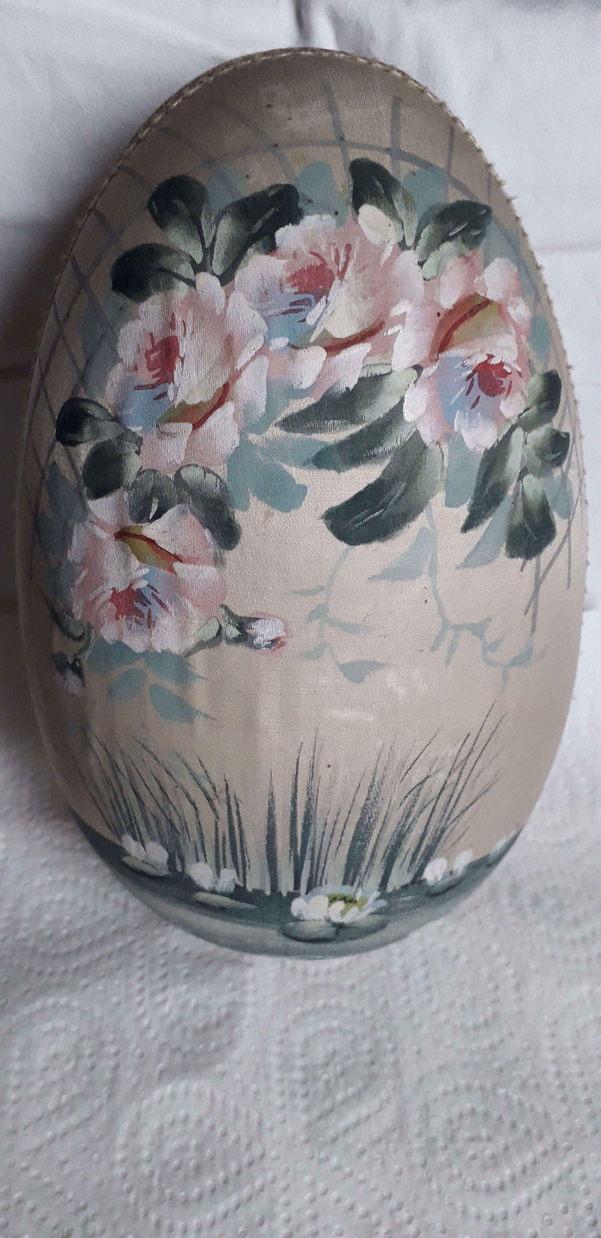 Ancient Boïte for egg-shaped treats in hand-painted silk