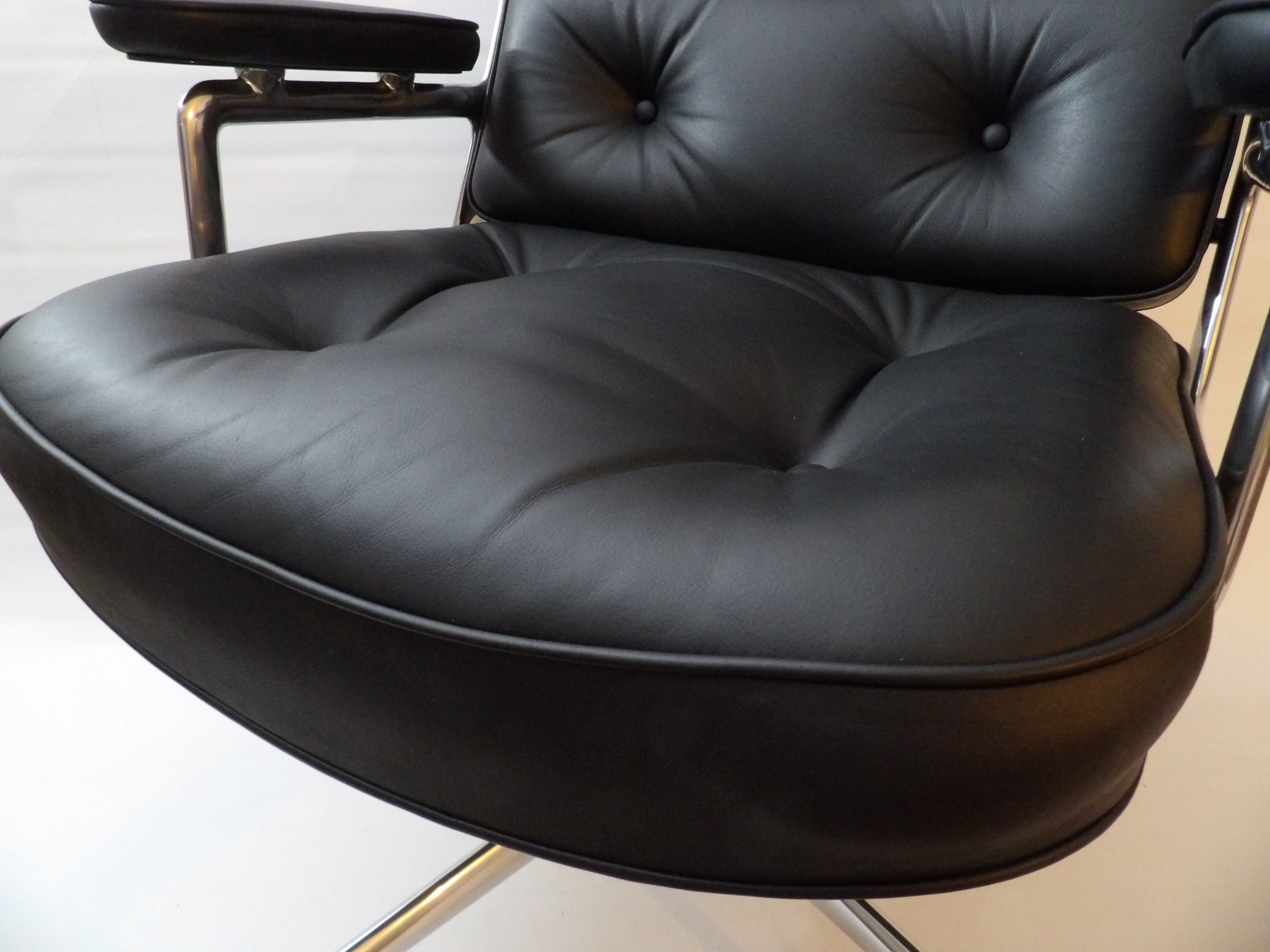 Charles Eames "Time Life" office chair edited by Herman Miller