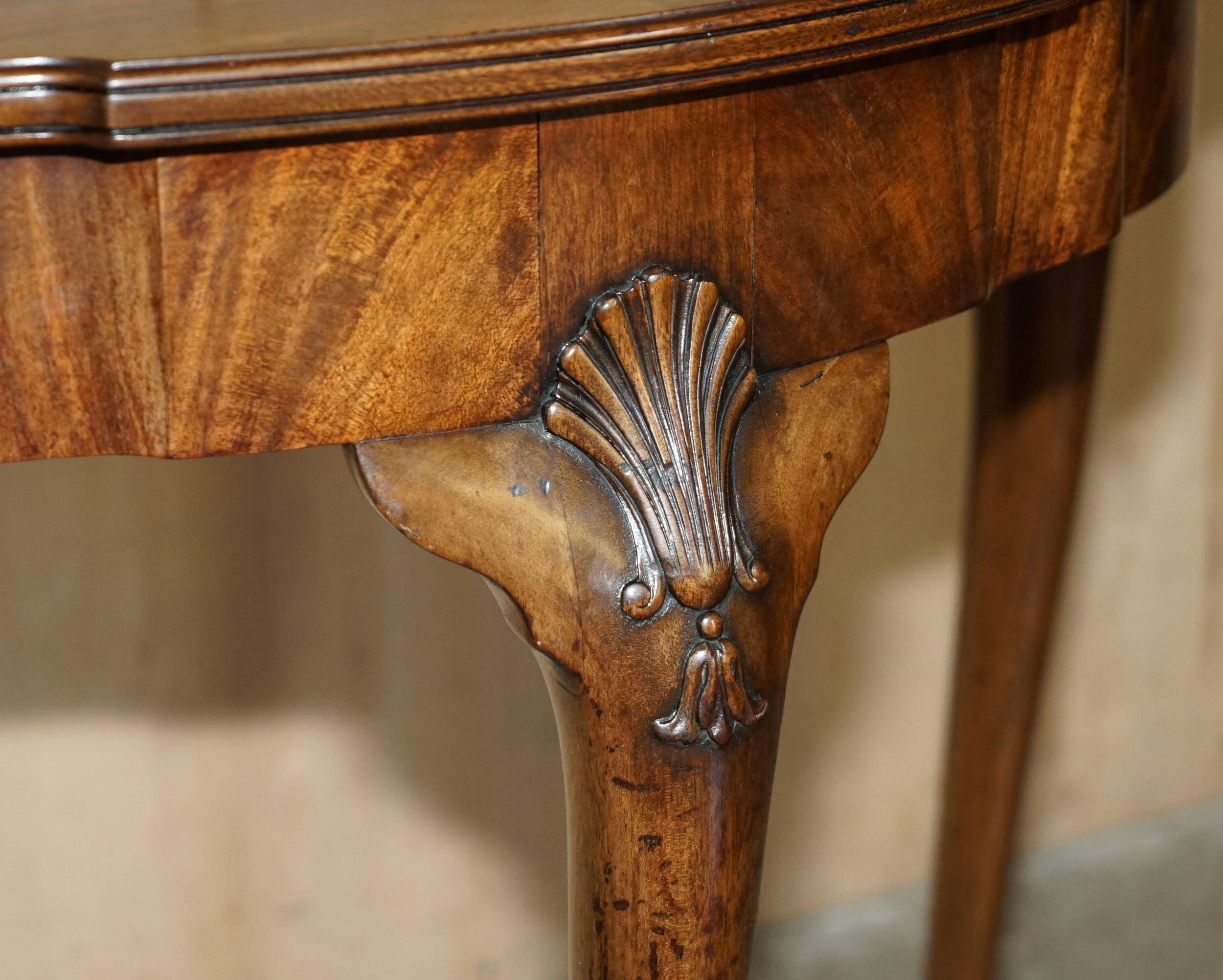 Console half-moon style Thomas Chippendale in flame mahogany.