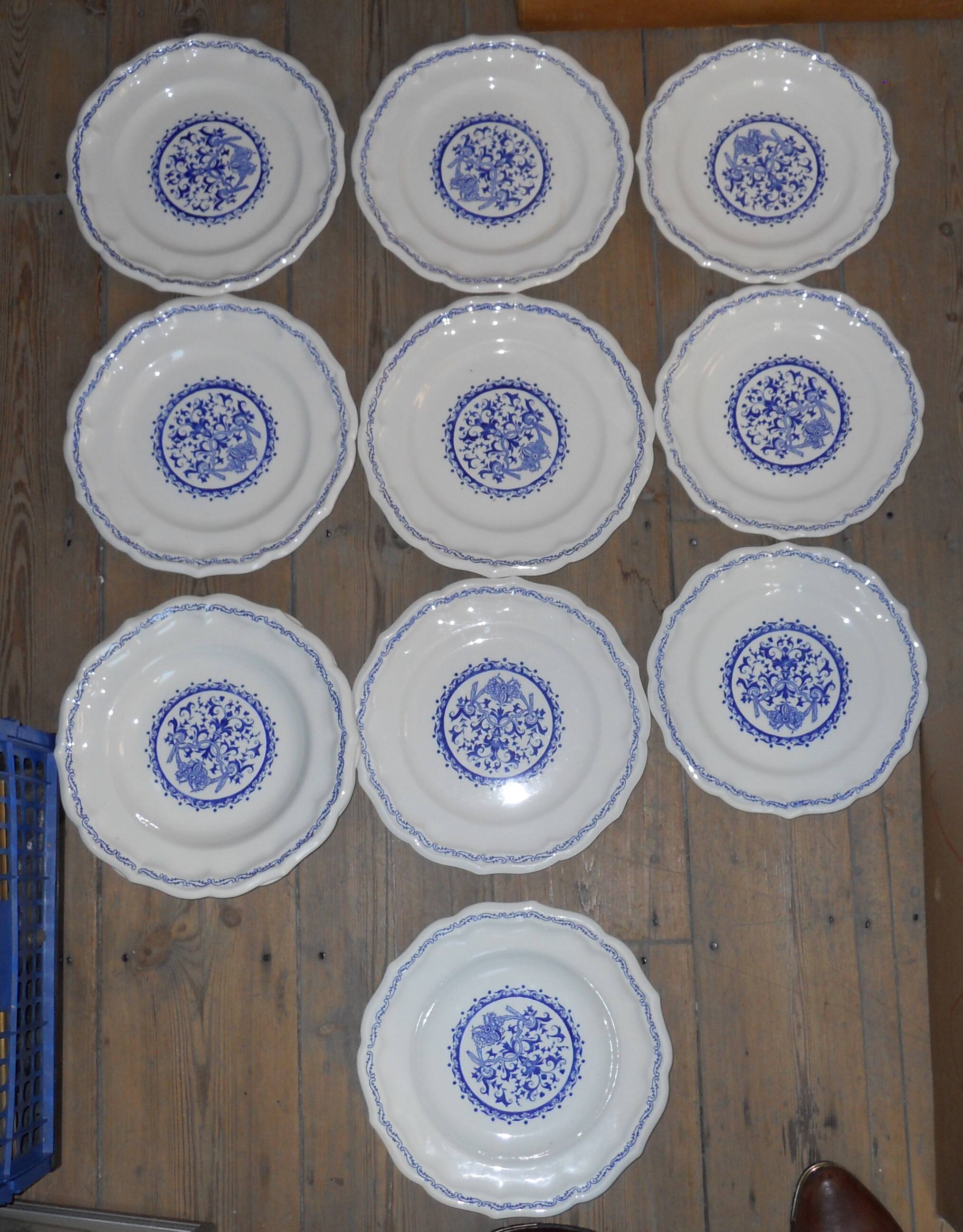 Service of 8 flat plates and 2 blue gien dishes