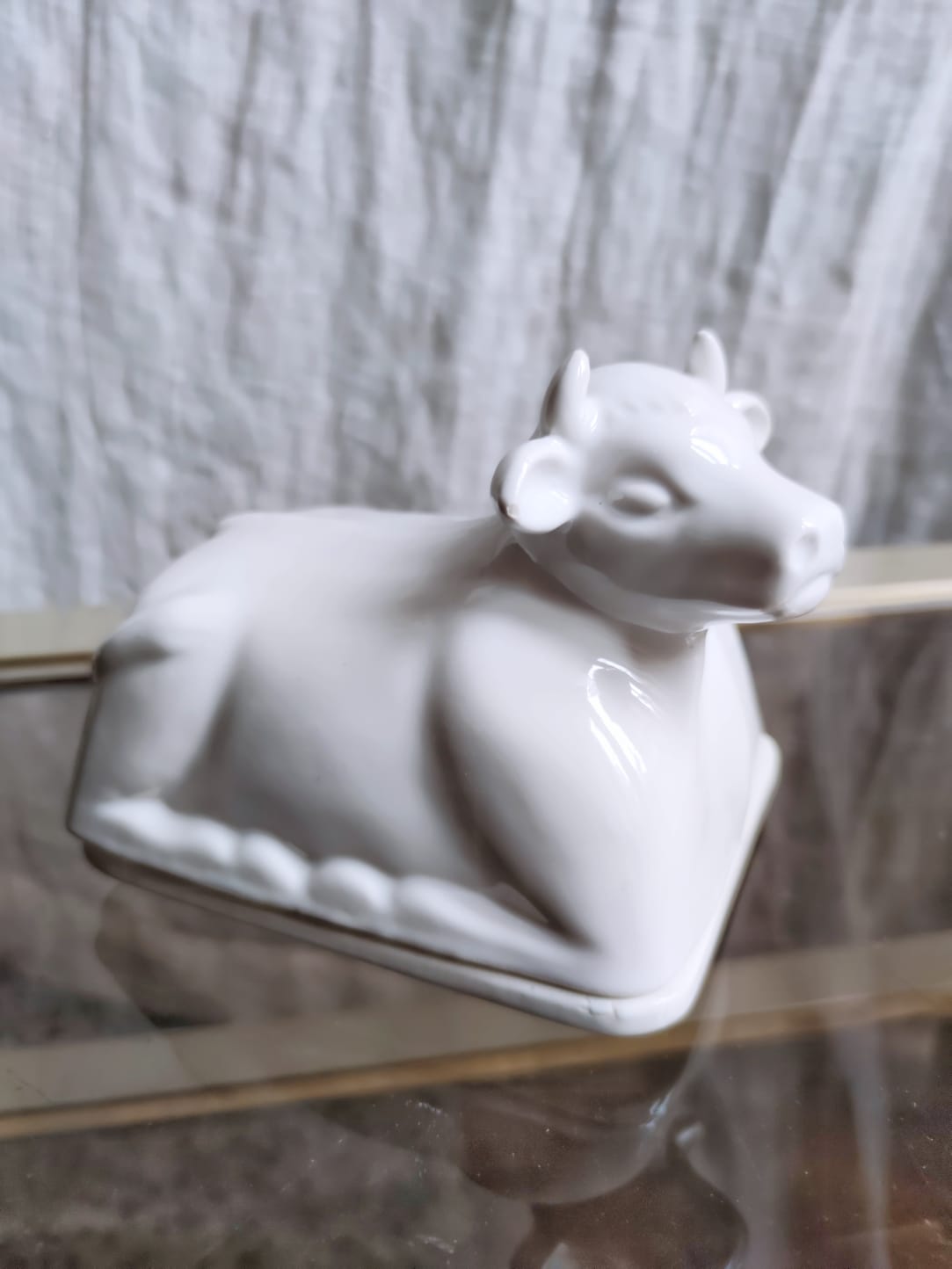 Cow-shaped butter dish
