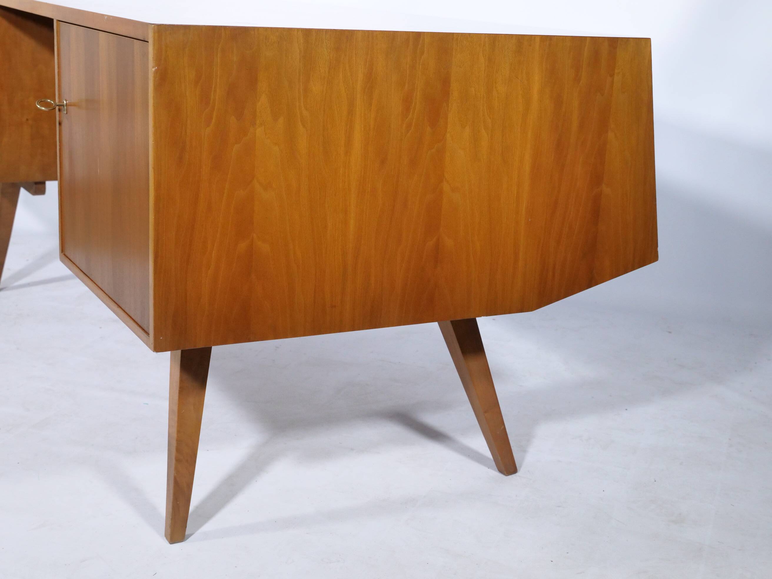 Bureau de direction en noyer, années 1960