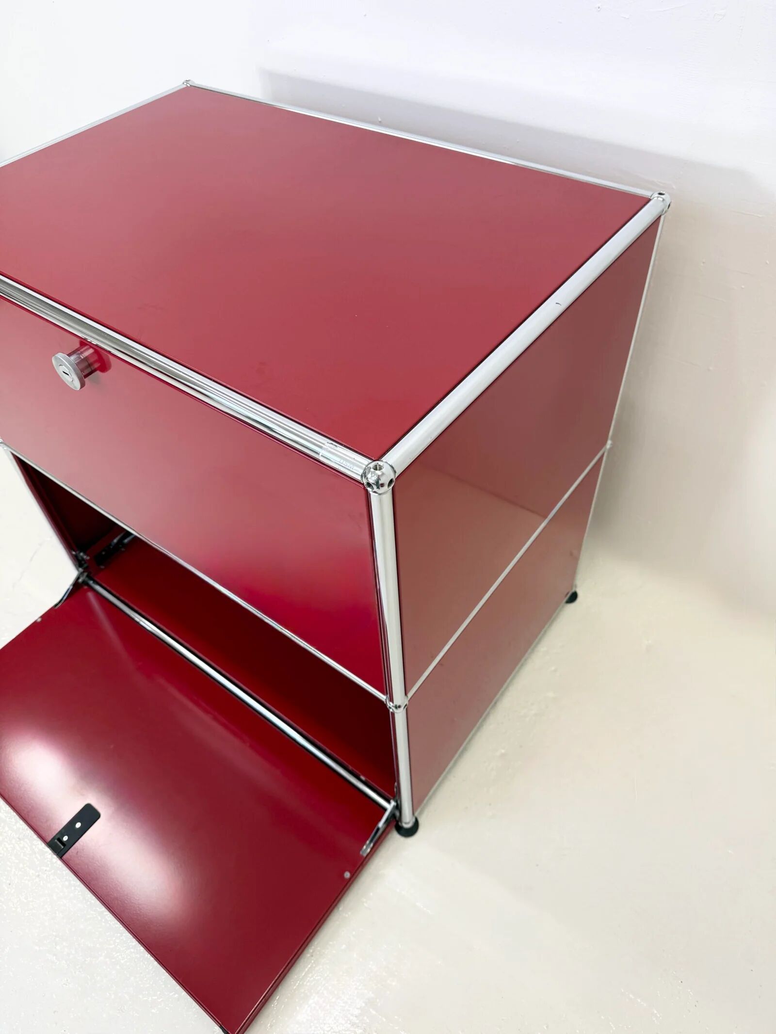 USM Haller "Ruby Red" – storage unit (as new condition)