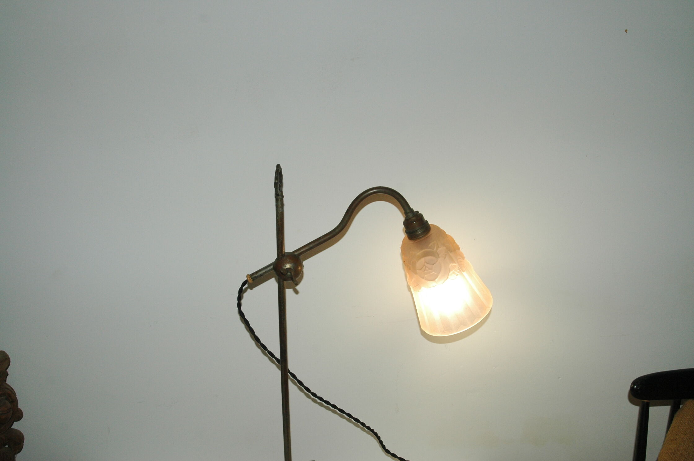 Art-deco lamp articulated brass glass paste