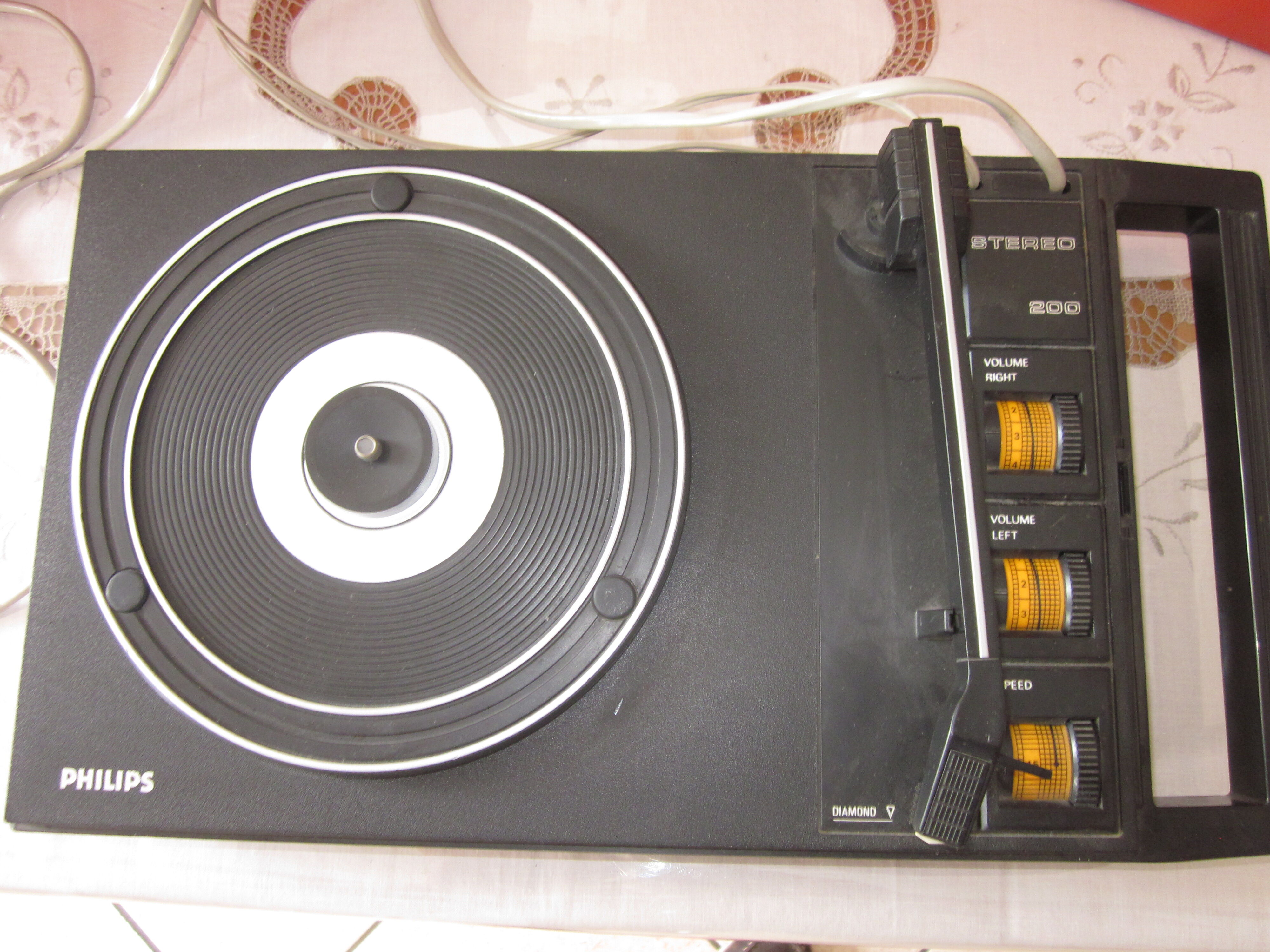 Turns vinyl philips 33 and 45 rpm record