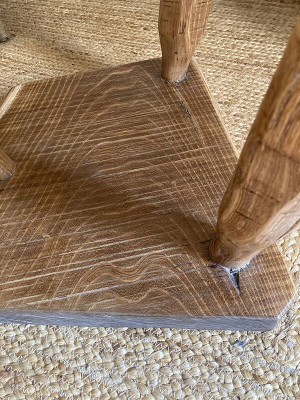 Table basse brutaliste tripode en bois de frêne olivier massif