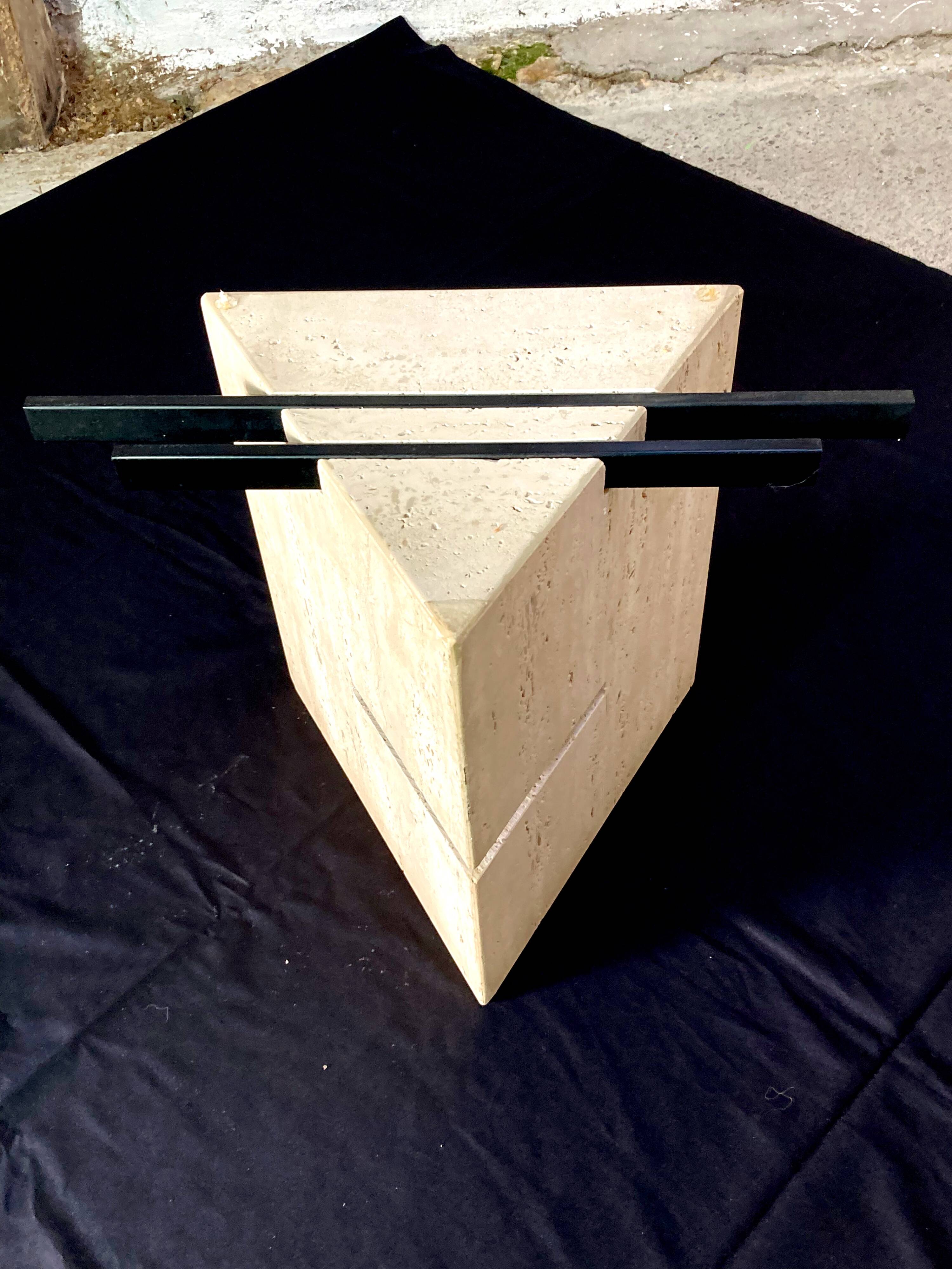 Coffee table in the Artedi style.