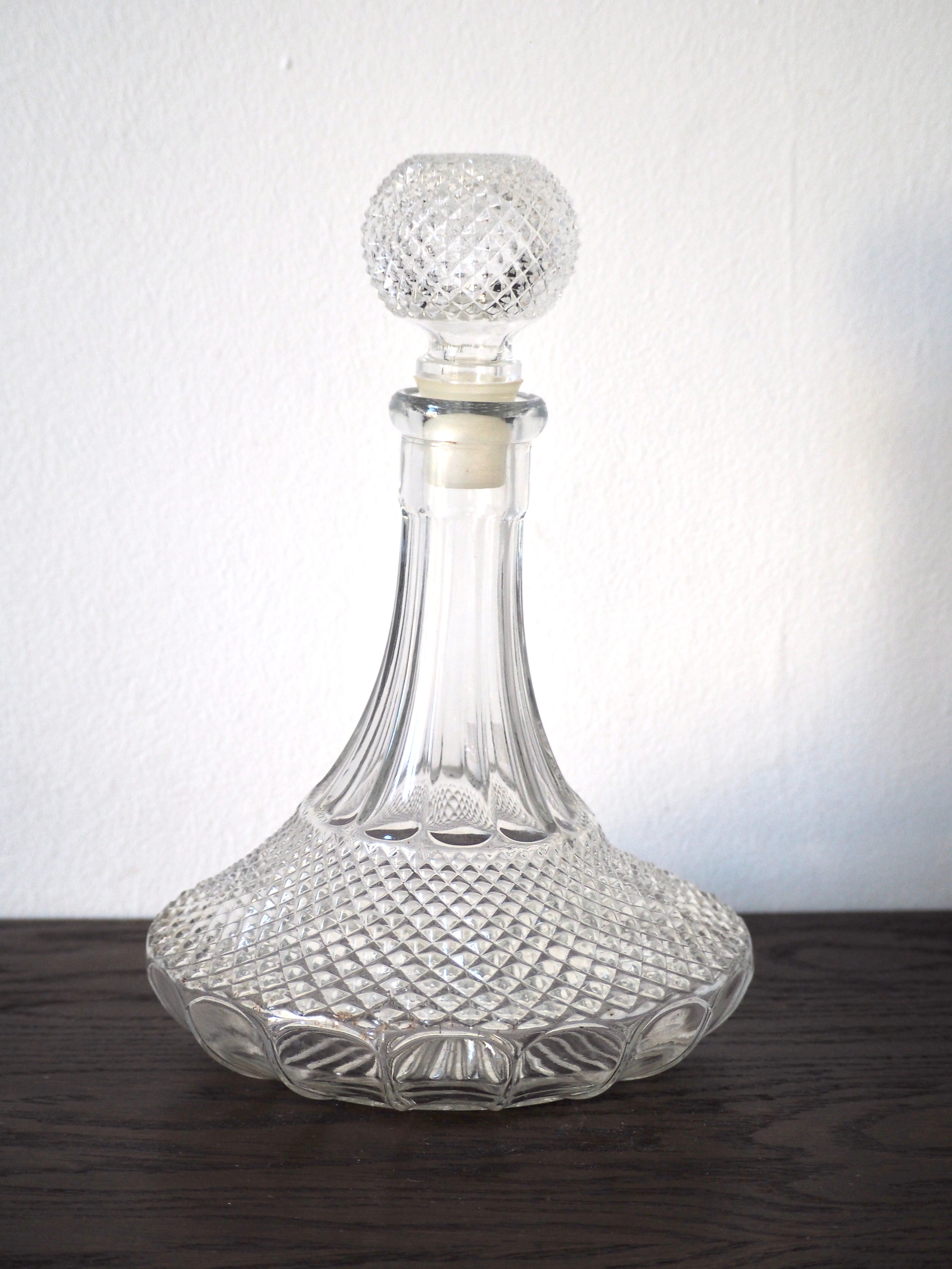 Carafe à vin en verre taillé diamant