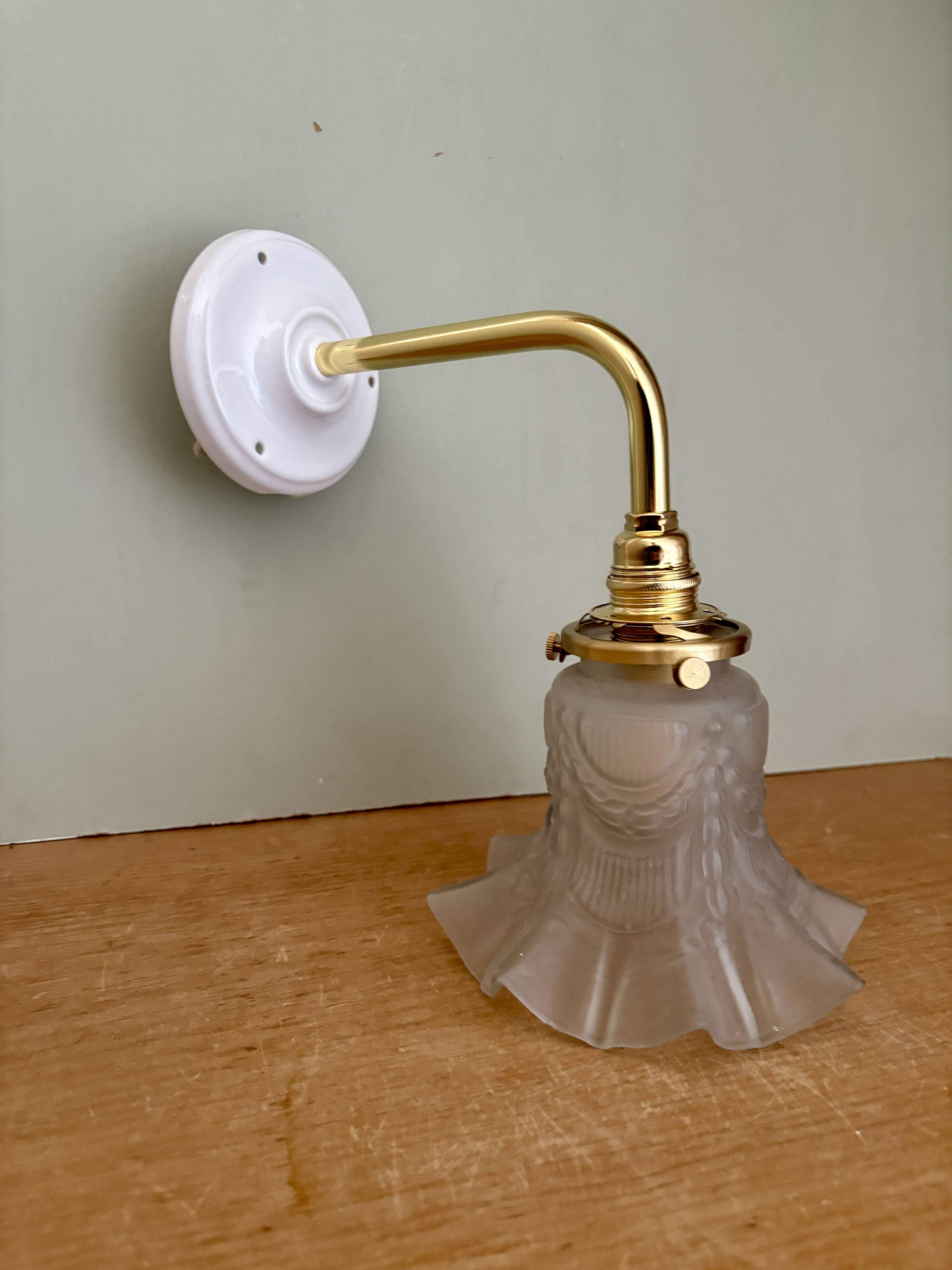 Vintage tulip gold elbow wall lamp in frosted glass