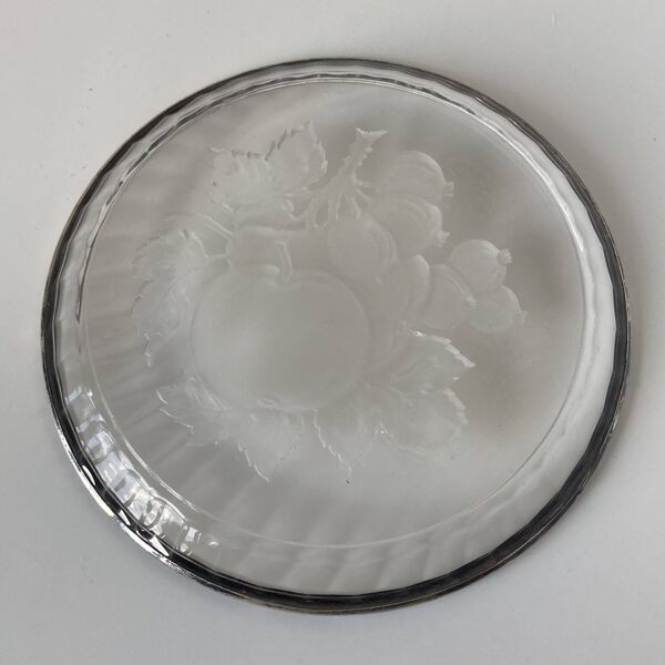 Paire de dessous de bouteilles en cristal et argent poinçonné Minerve