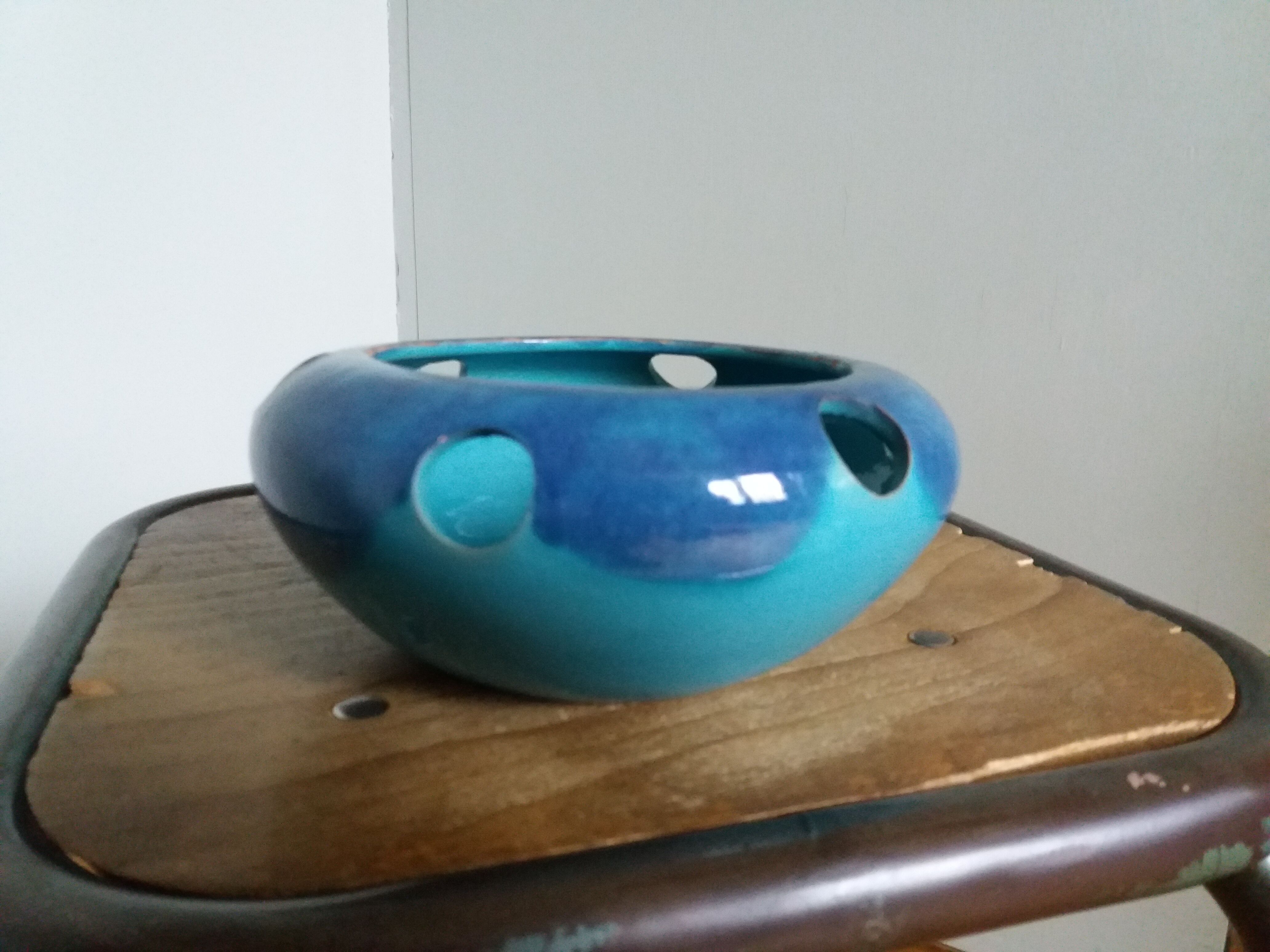 Ceramic flower pot for houseleeks or narcissus