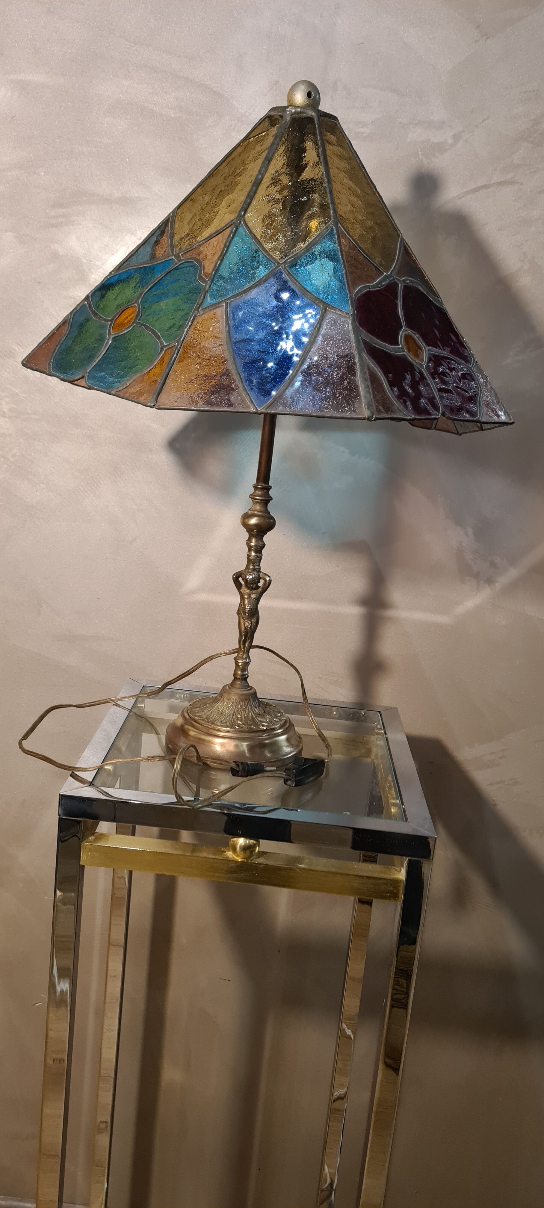 table lamp stained glass tiffany style 1960 has 70 brass and bronze 58x40