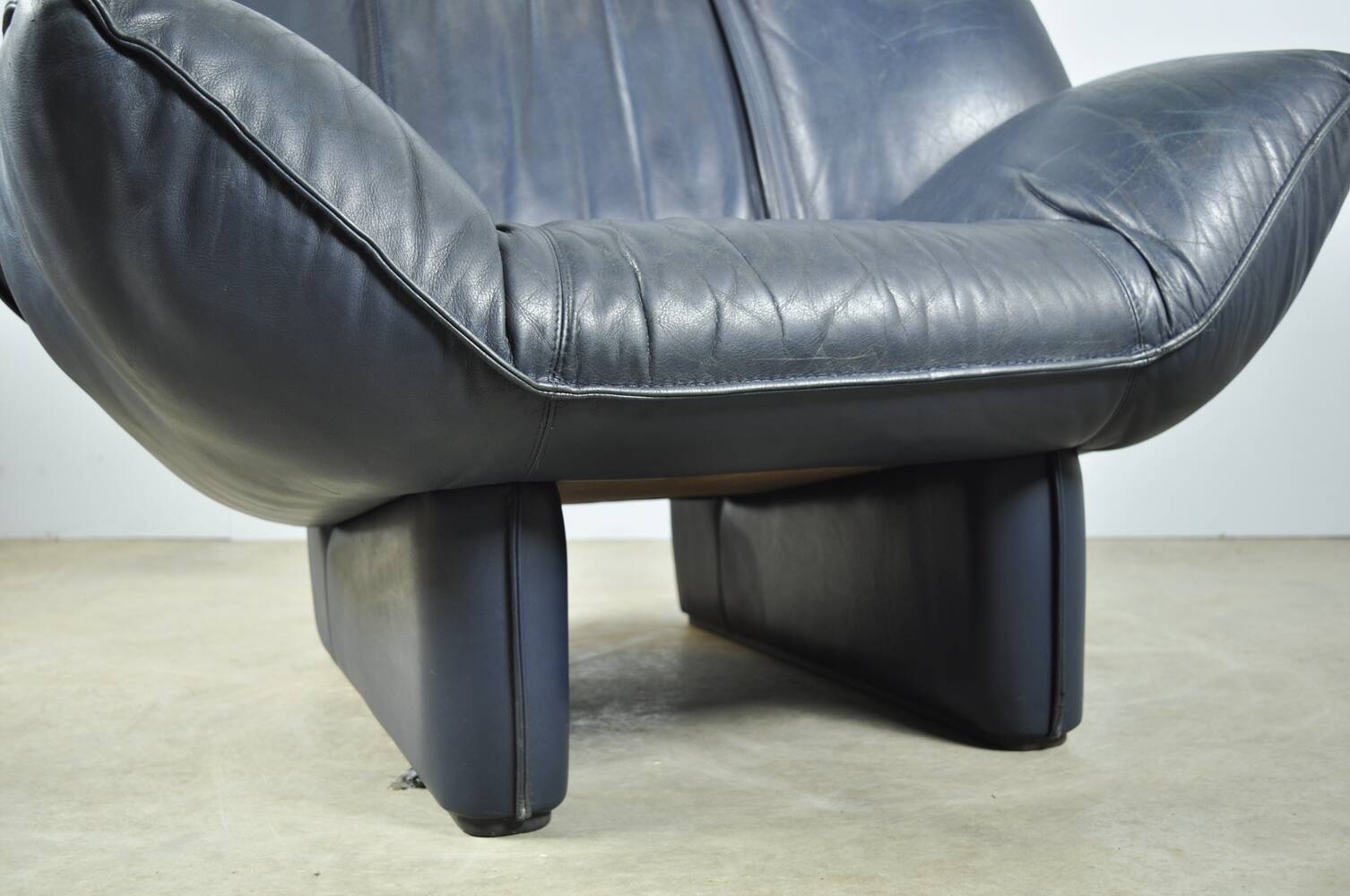 Leolux / vintage "tango" armchair in blue leather / jan armgardt / 1980s netherlands