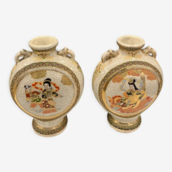 Paire de vases gourde en faïence japonaise de satsuma