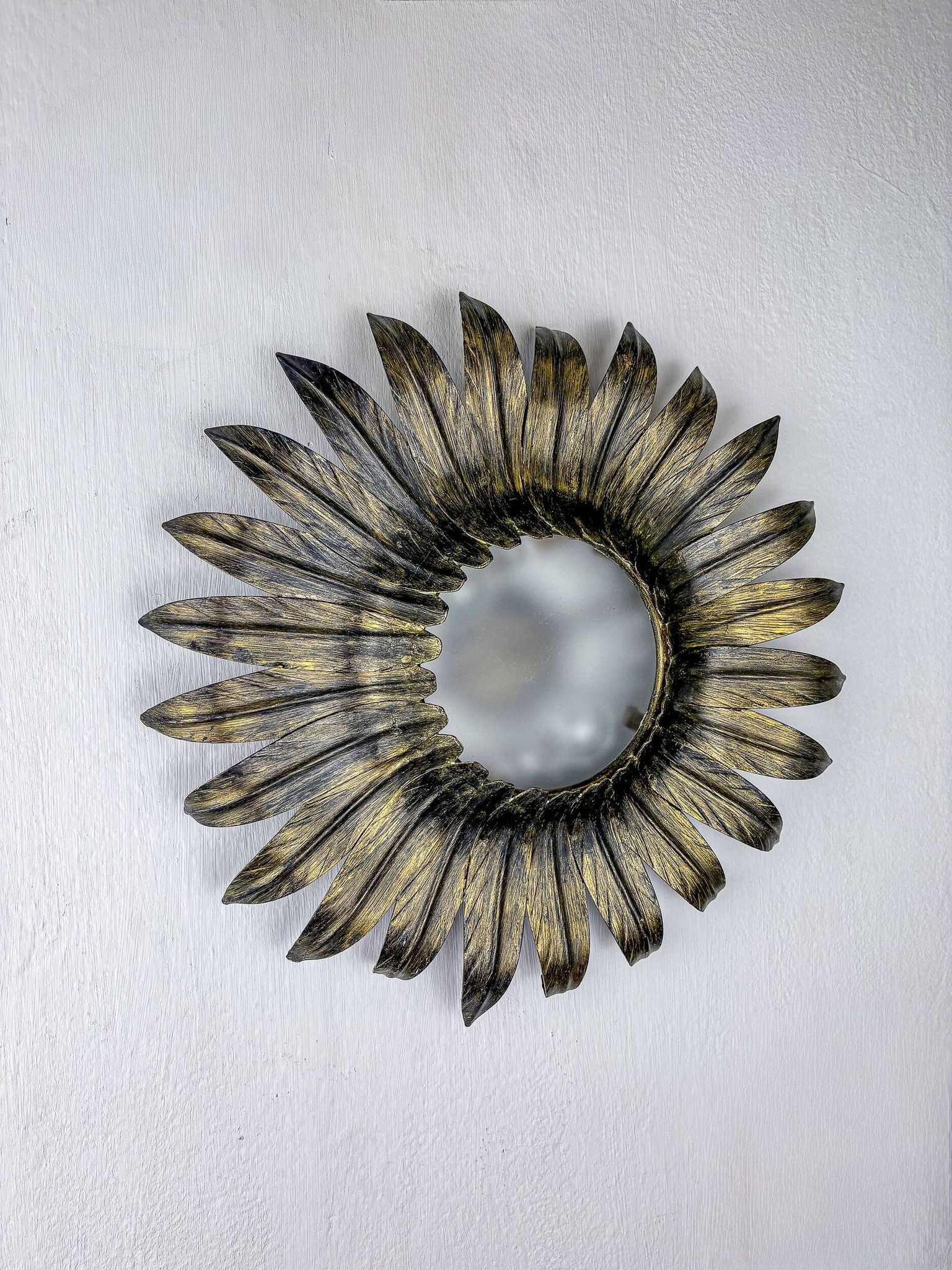 Plafonnier en fer doré à feuillage en rayons de soleil espagnol, années 1960.