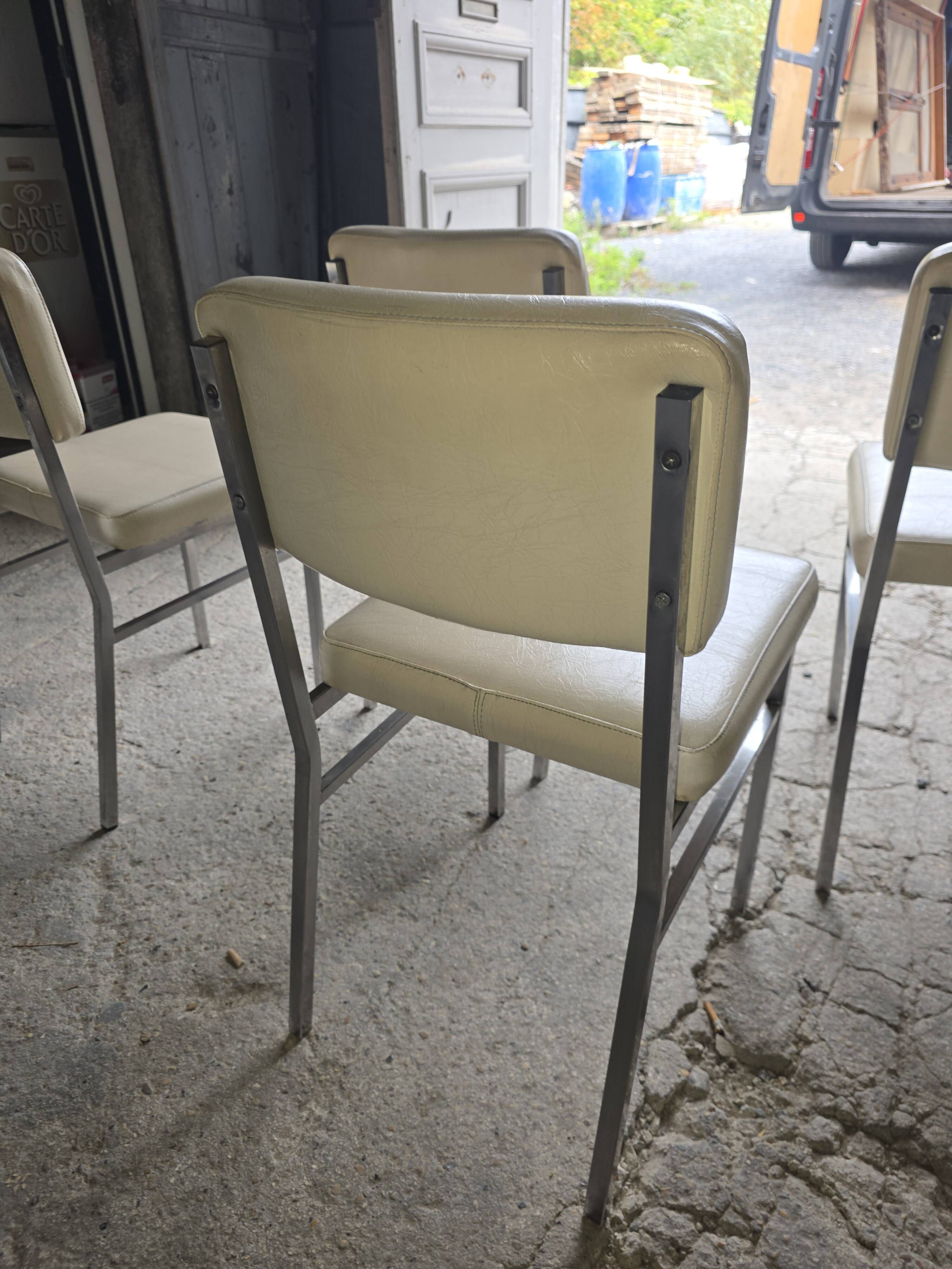 4 chrome metal chairs with faux leather from the 1970s.