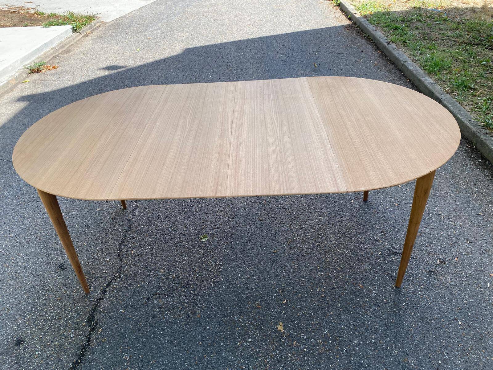 Table à manger scandinave ronde extensible décapée en teck brut 1950