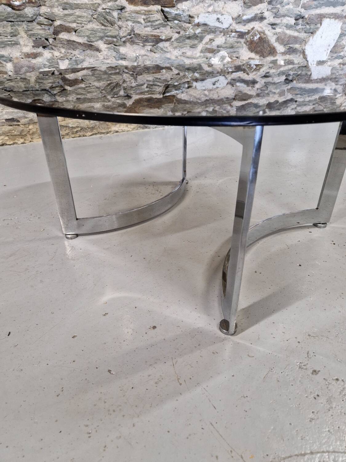 Table basse design Paul Legeard verre fumé et chrome