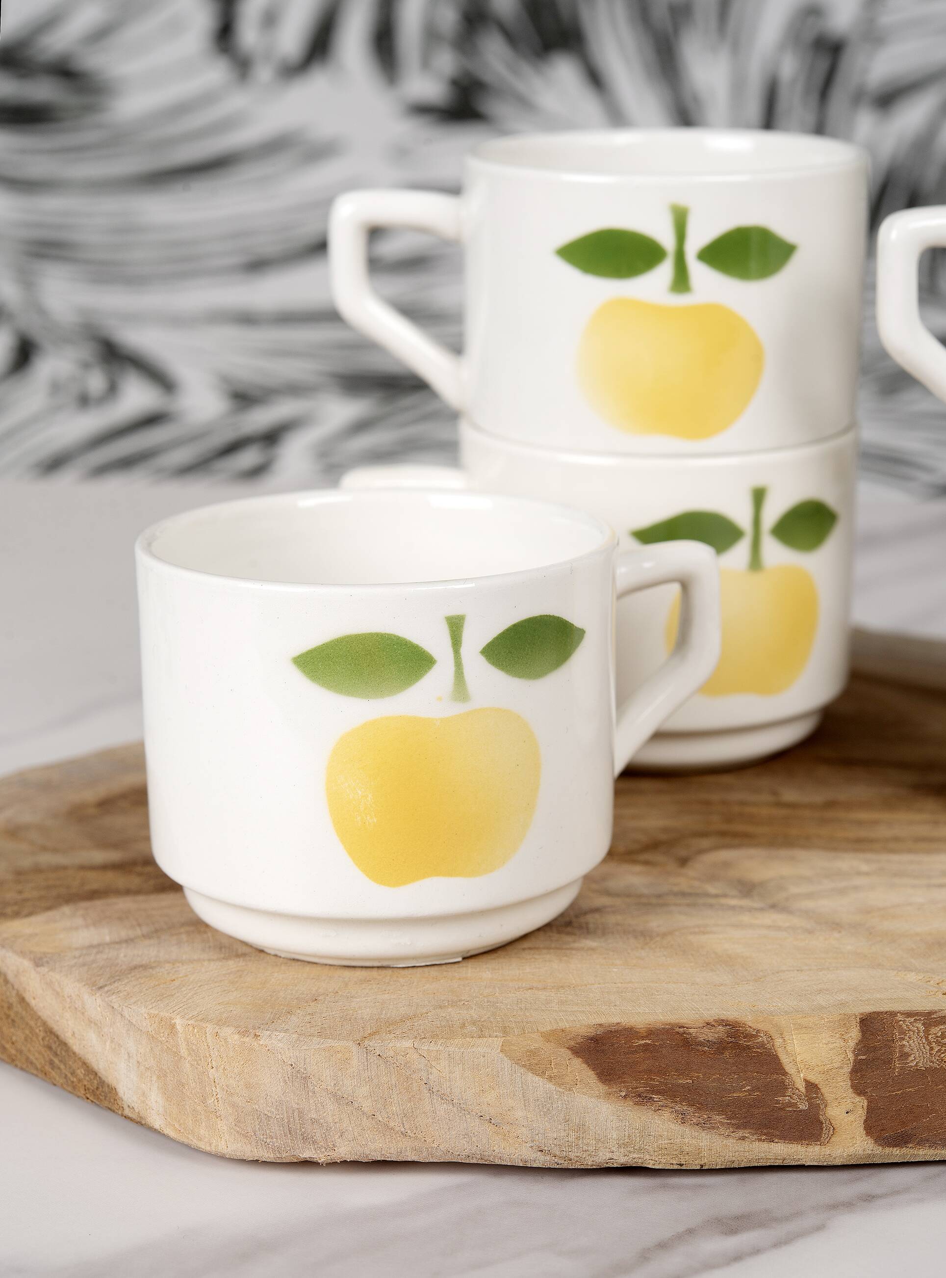 6 small coffee cups, apple decoration