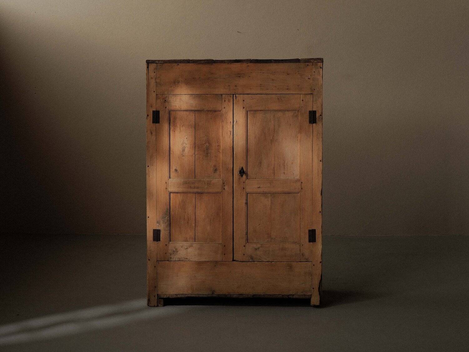 Petit meuble paysan en bois massif, vers 1900