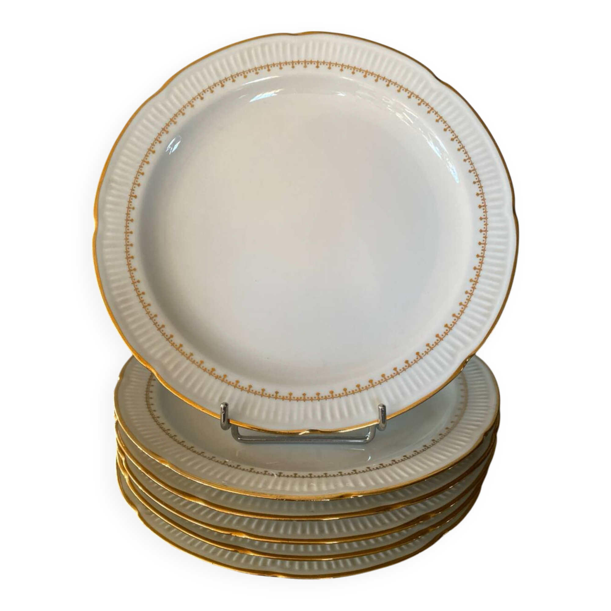 6 fine porcelain dinner plates with gold frieze