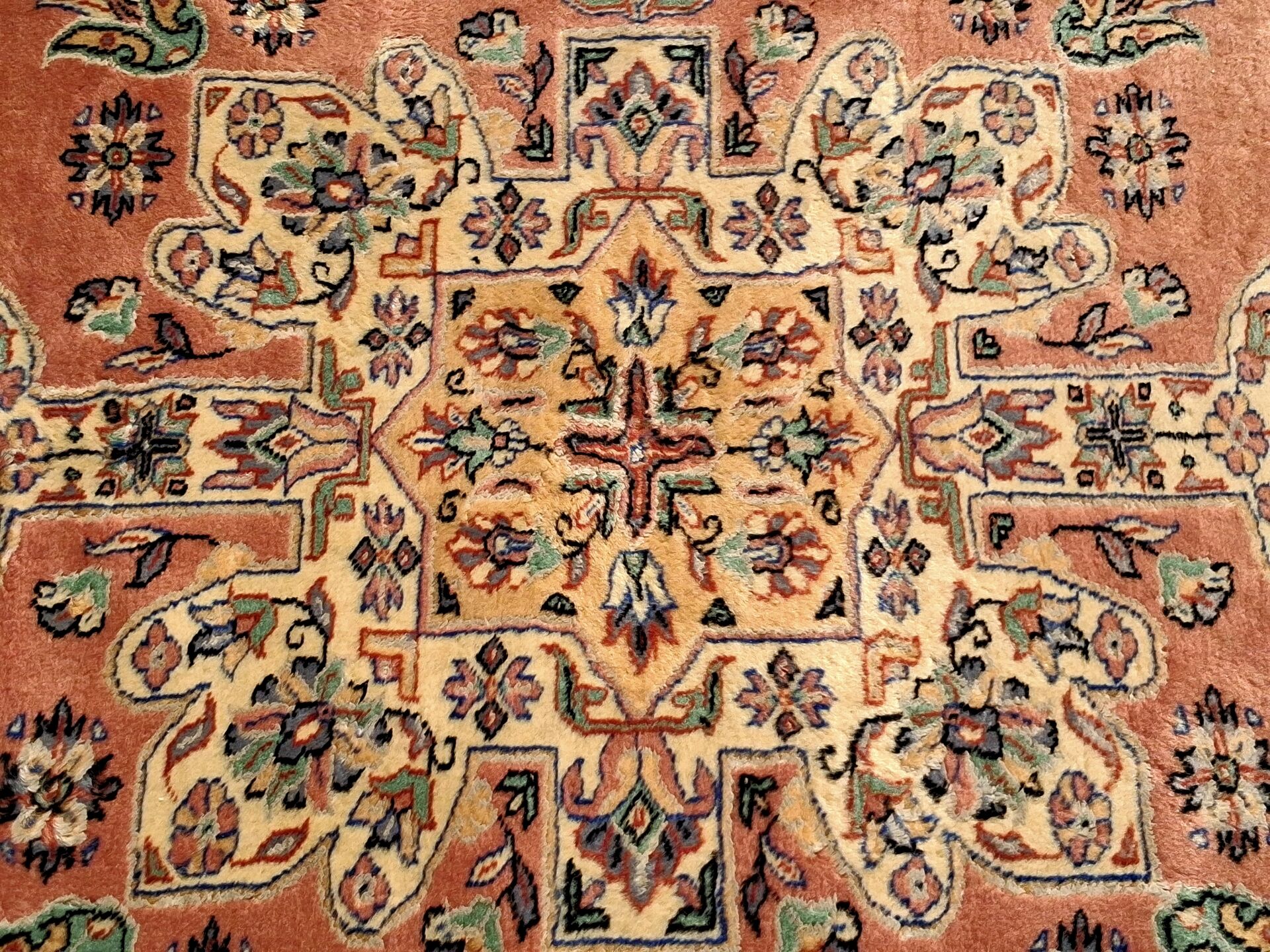 Tapis d'orient, grande taille 285 x 185 cm, signé