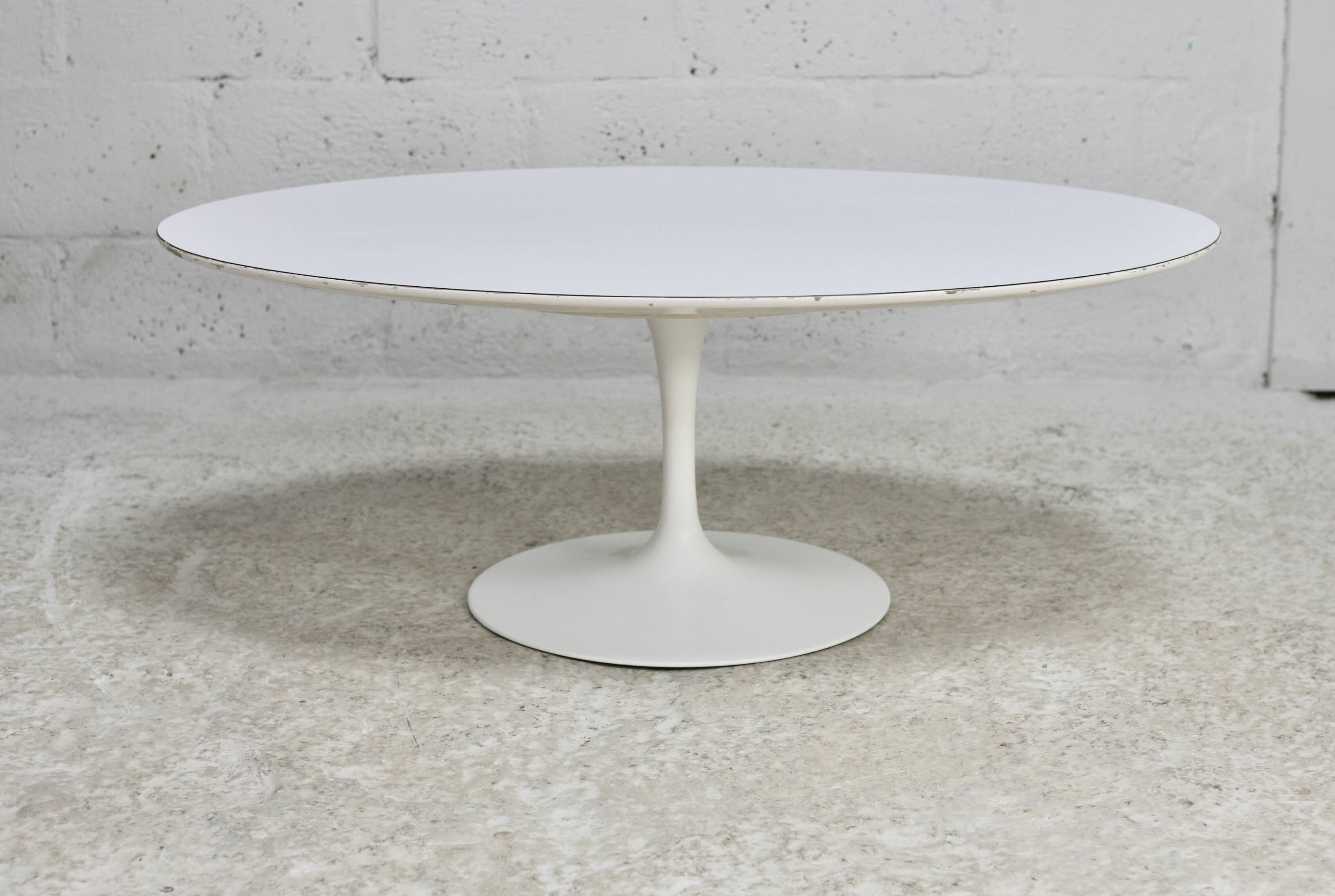 Knoll coffee table, Eero Saarinen, "tulip" model, white melamine wood. Signed, USA, circa 1960