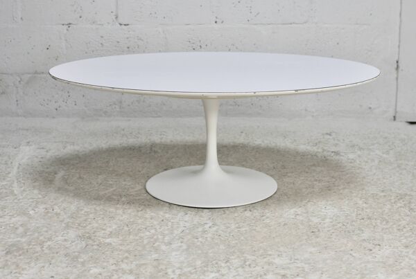 Table basse Knoll, Eero Saarinen, modèle ''tulipe'', bois mélaminé blanc. Signée, USA, circa 1960